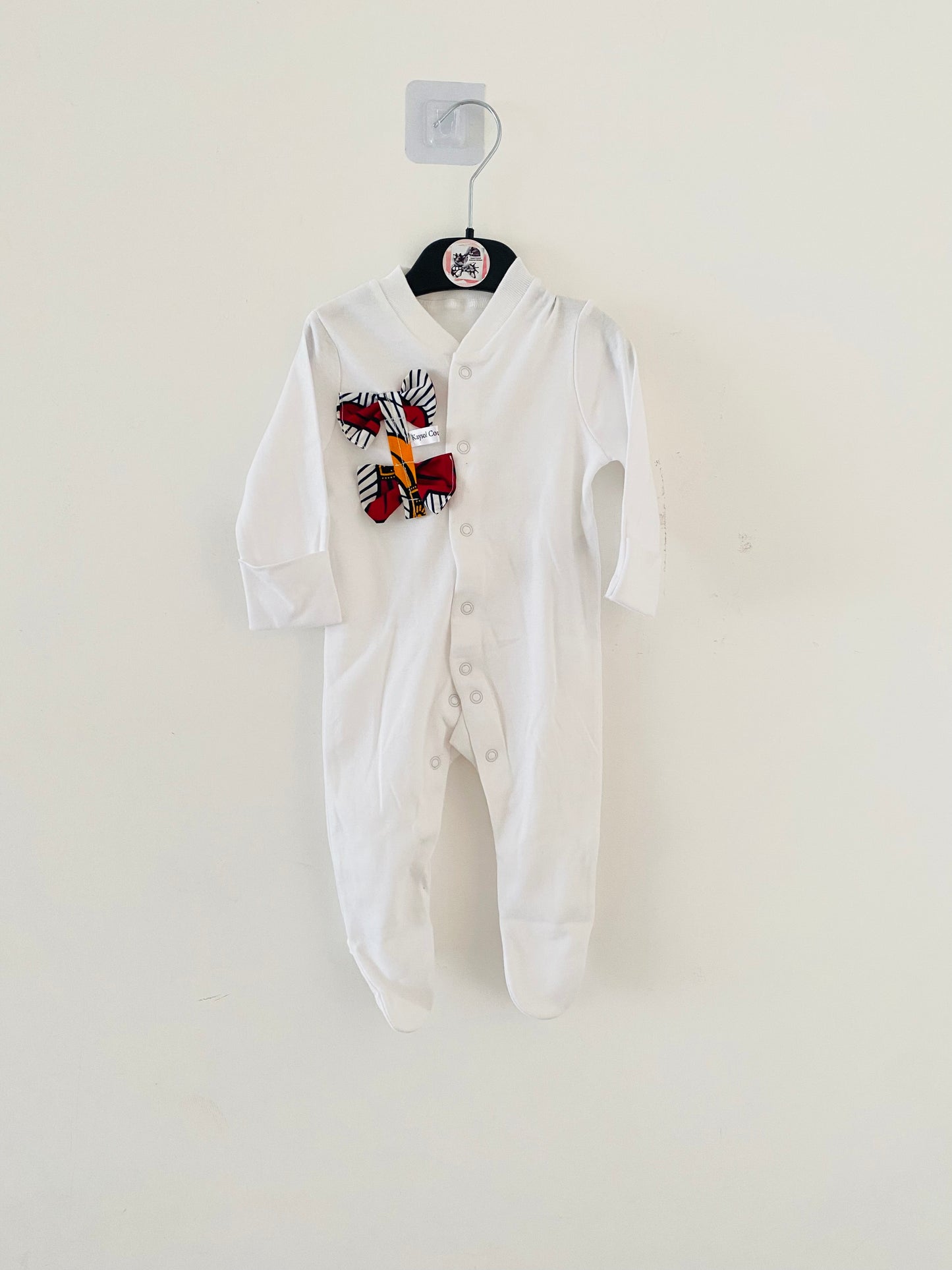 dors bien nourrisson avec noeud papillon en wax