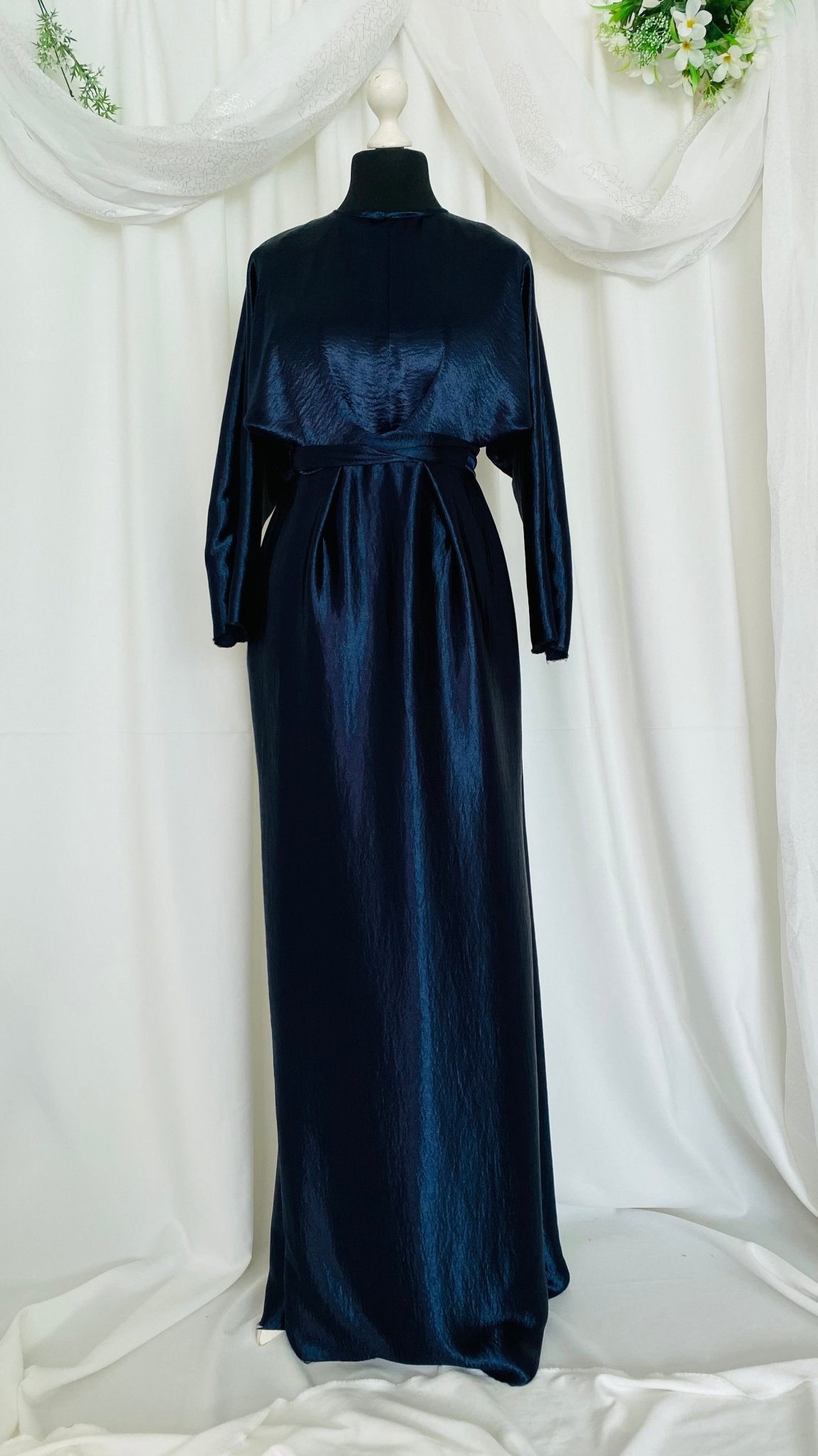 Robe demoiselle d’honneur manches longues - Robe Modest wear - En Satin bleu marine - Kaysol Couture