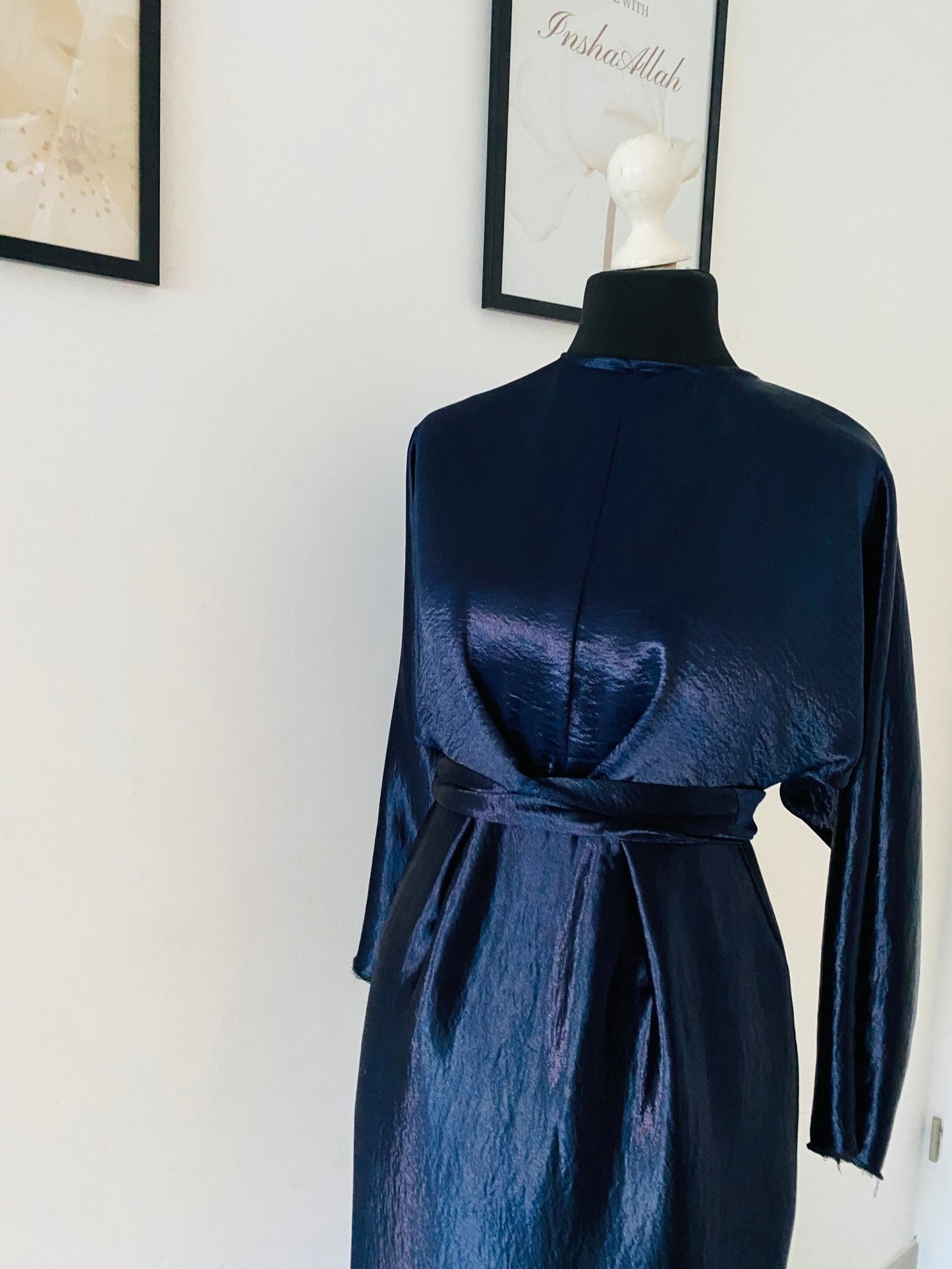 Robe demoiselle d’honneur manches longues - Robe Modest wear - En Satin bleu marine - Kaysol Couture