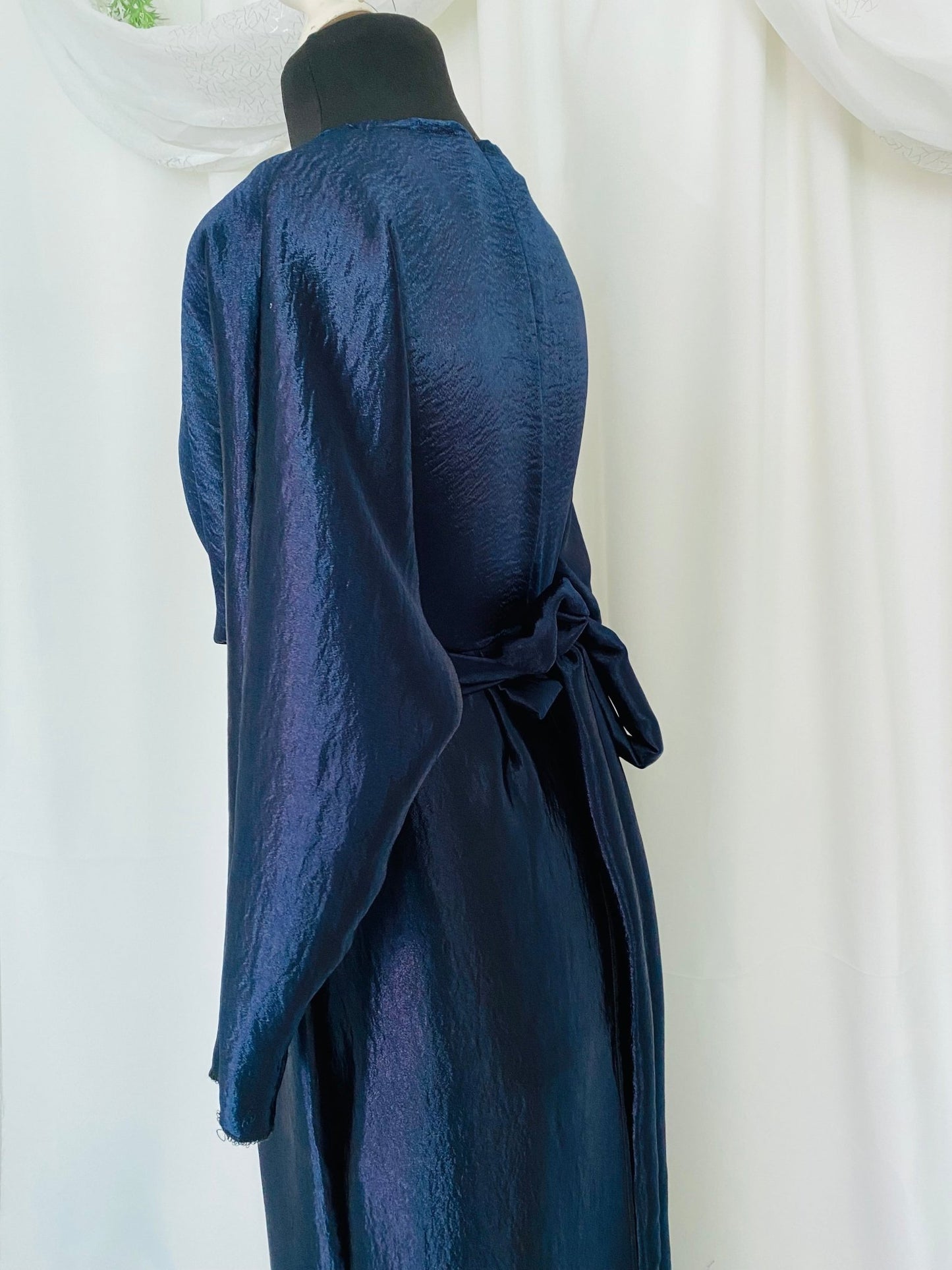 Robe demoiselle d’honneur manches longues - Robe Modest wear - En Satin bleu marine - Kaysol Couture
