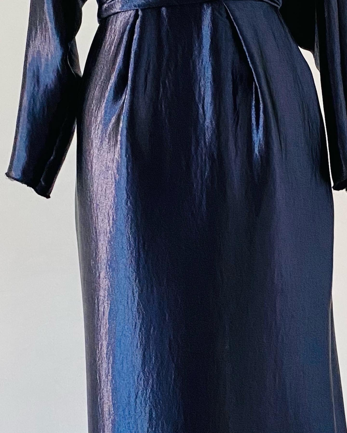 Robe demoiselle d’honneur manches longues - Robe Modest wear - En Satin bleu marine - Kaysol Couture