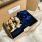 Coffret cadeau femme comprenant deux foulards en jersey beige et marine avec lot de chouchous en satin premium assortis.