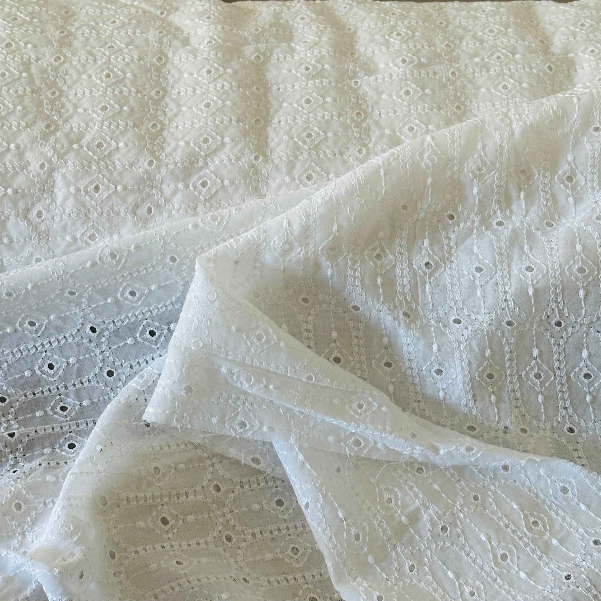 Tissu broderie anglaise blanche 100% coton – couture élégante.