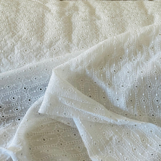 Tissu broderie anglaise blanche 100% coton – couture élégante.