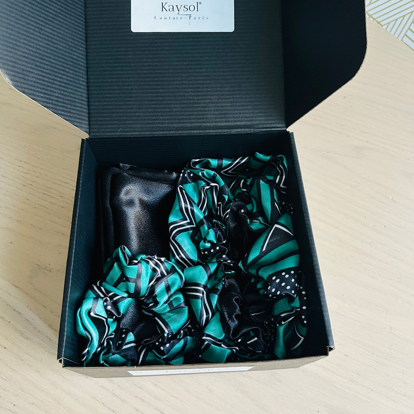 Taie d'oreiller en Satin Noir - Bonnet en satin - Chouchou - Assorti -Box cadeau Femme