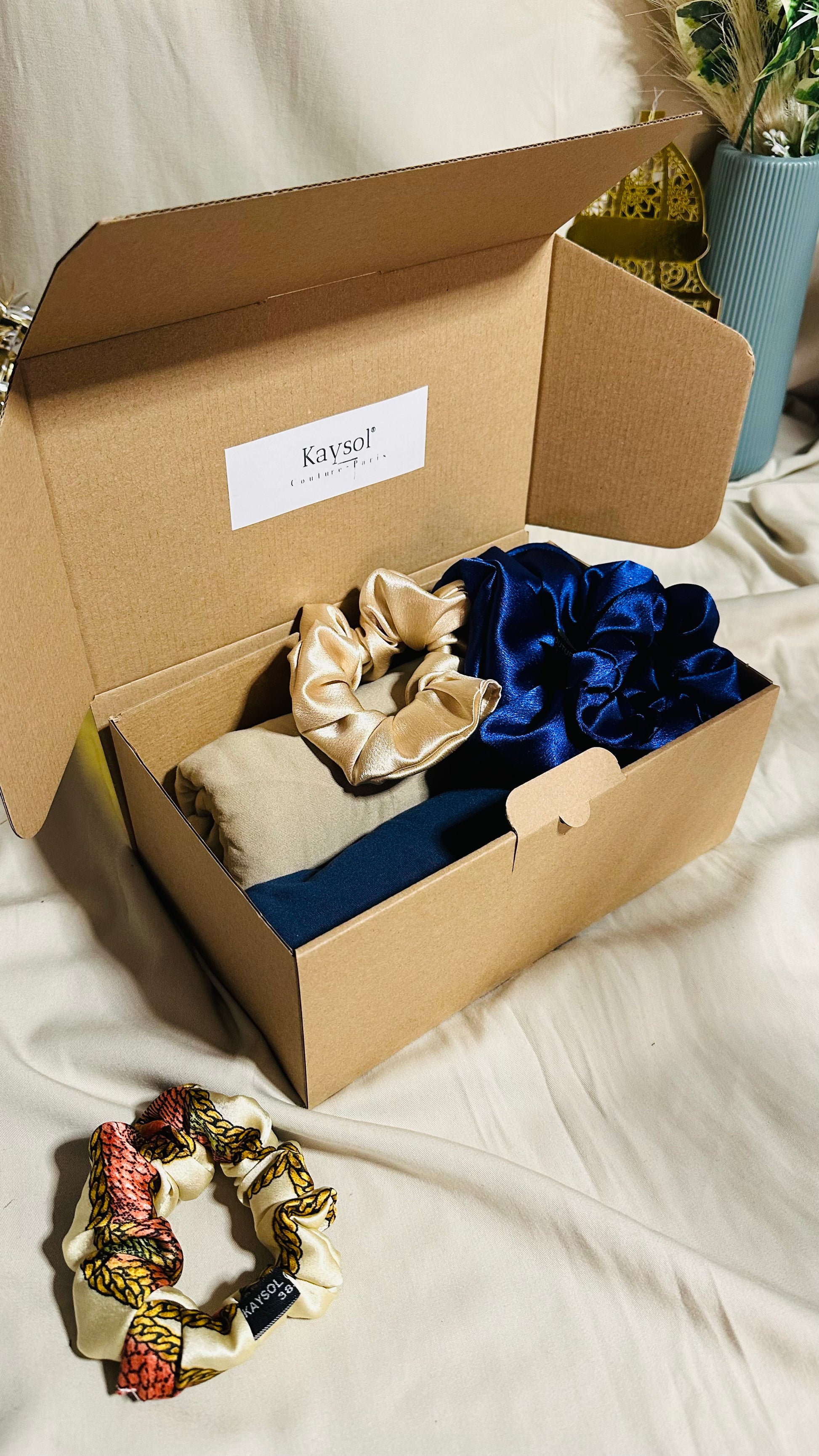 Coffret cadeau femme comprenant deux foulards en jersey beige et marine avec lot de chouchous en satin premium assortis.
