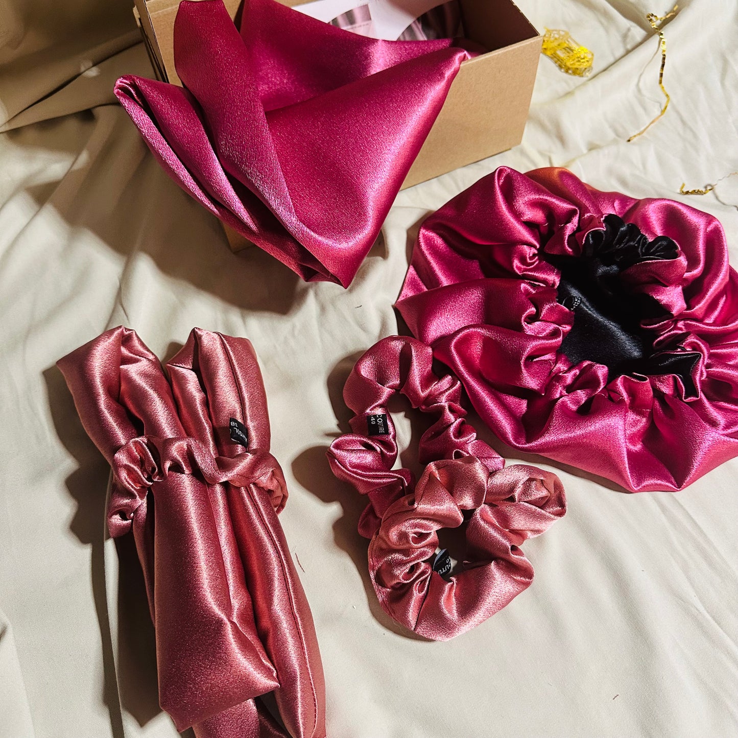 Box boucleur cheveux sans chaleur en satin premium avec bonnet recto verso, heatless curls rose gold, 3 chouchous et taie d’oreiller assortie.