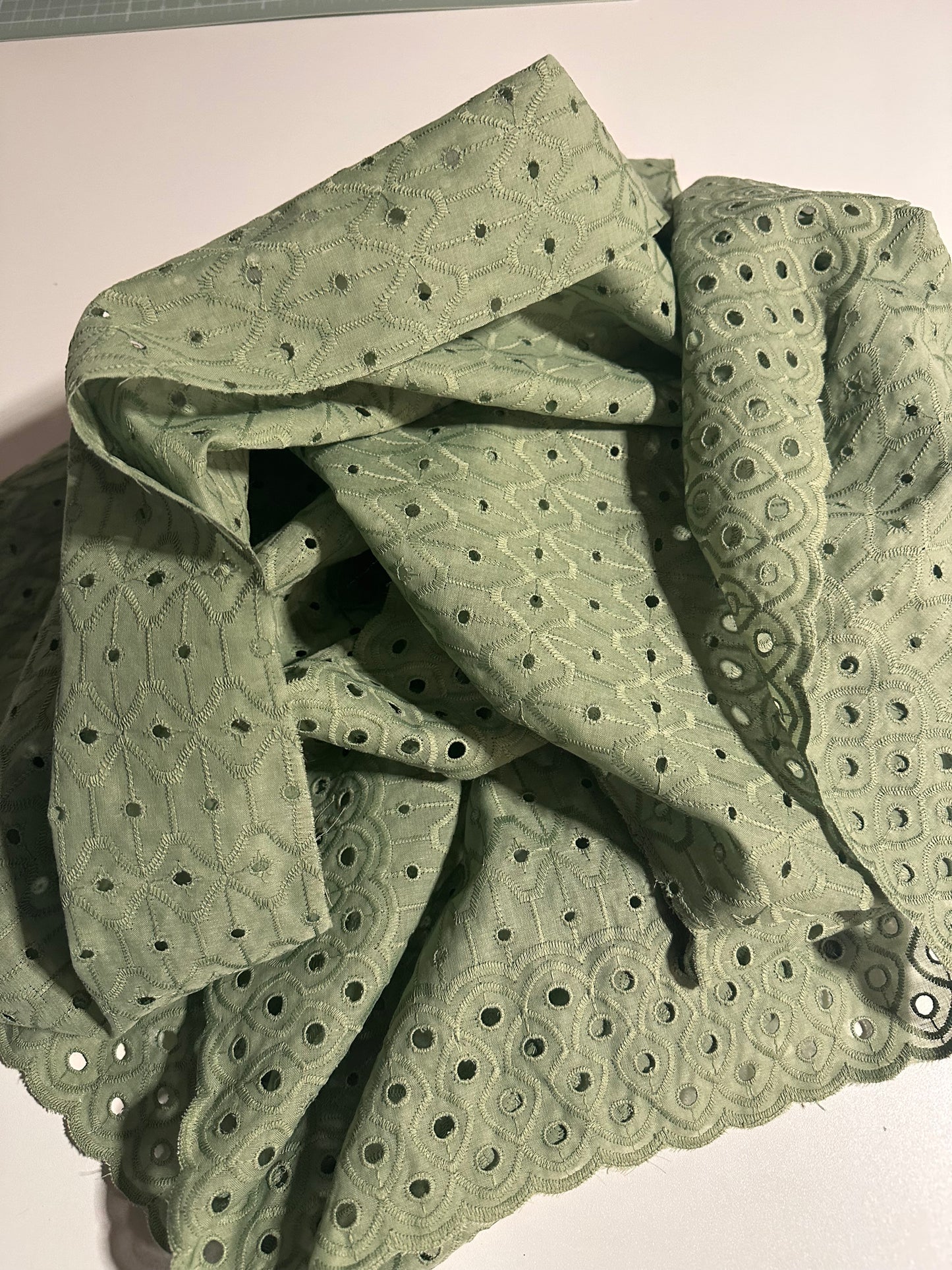 Tissu Broderie Anglaise Coton Premium – Coupon 1 à 5 m
