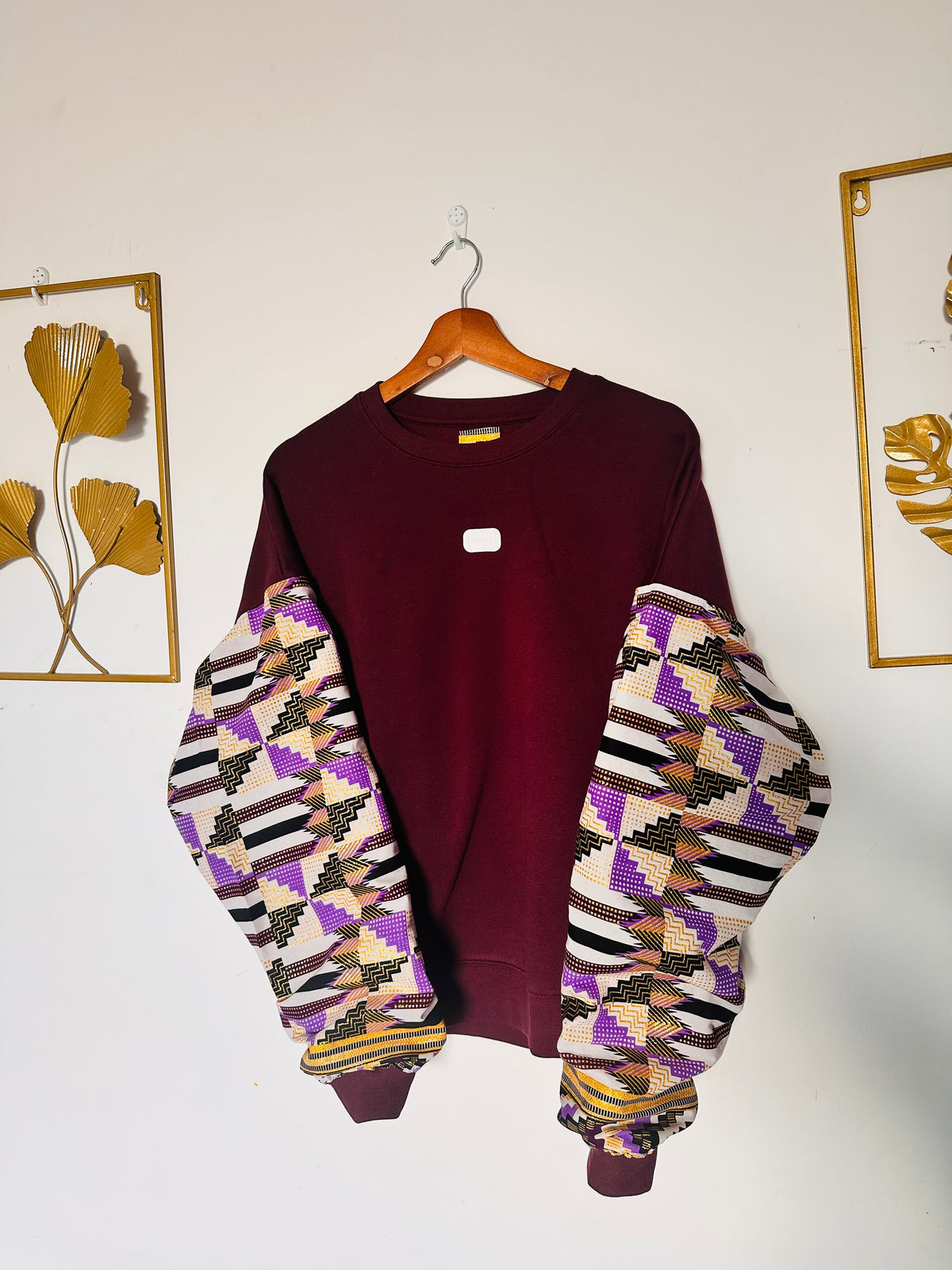 Damen-Sweatshirt mit Wax-Stoff / Bordeaux - Ärmel mit glitzerndem Bogolan-Muster / Neu