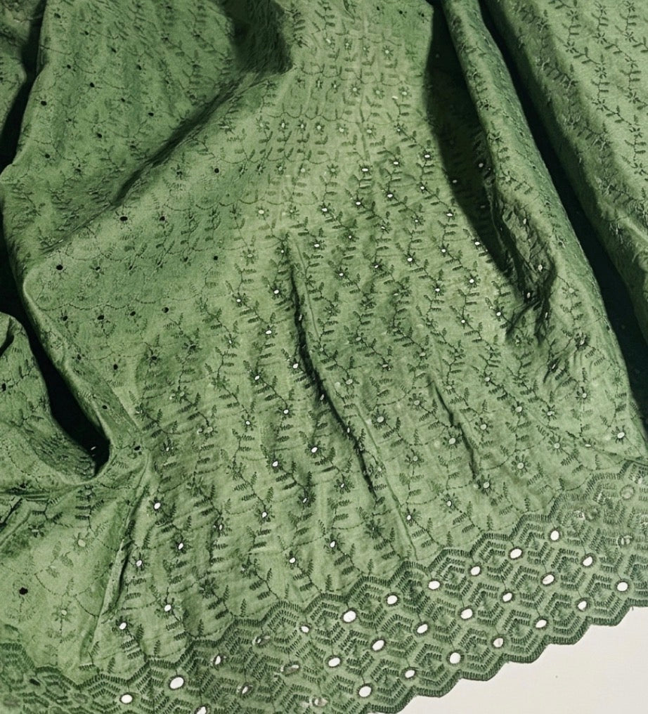 Tissu broderie anglaise Vert sauge – 100 % Coton / Tissu au mètre