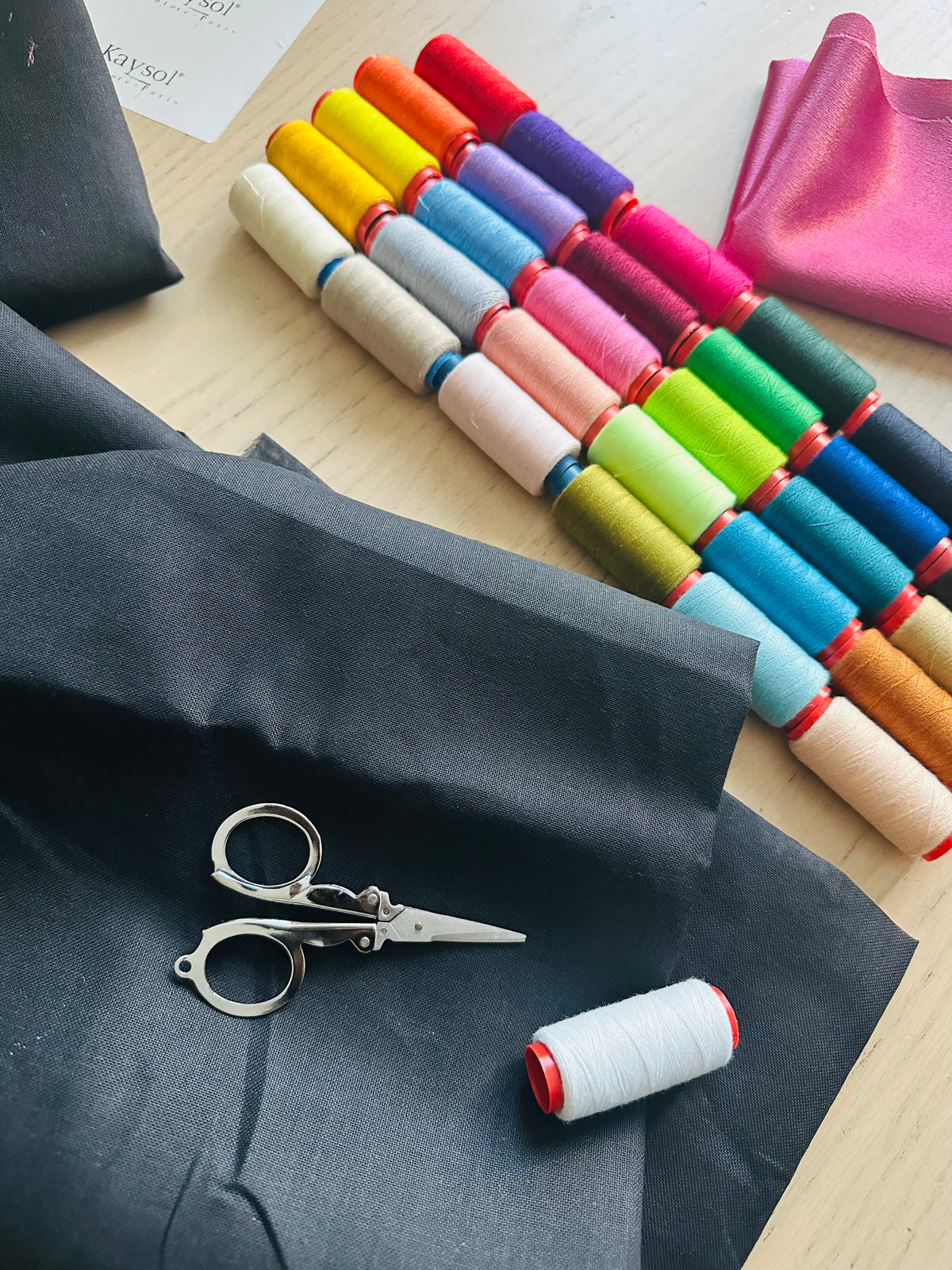 Hilo de coser 100 % poliéster – Bobina aprox. 200 m – Varios colores