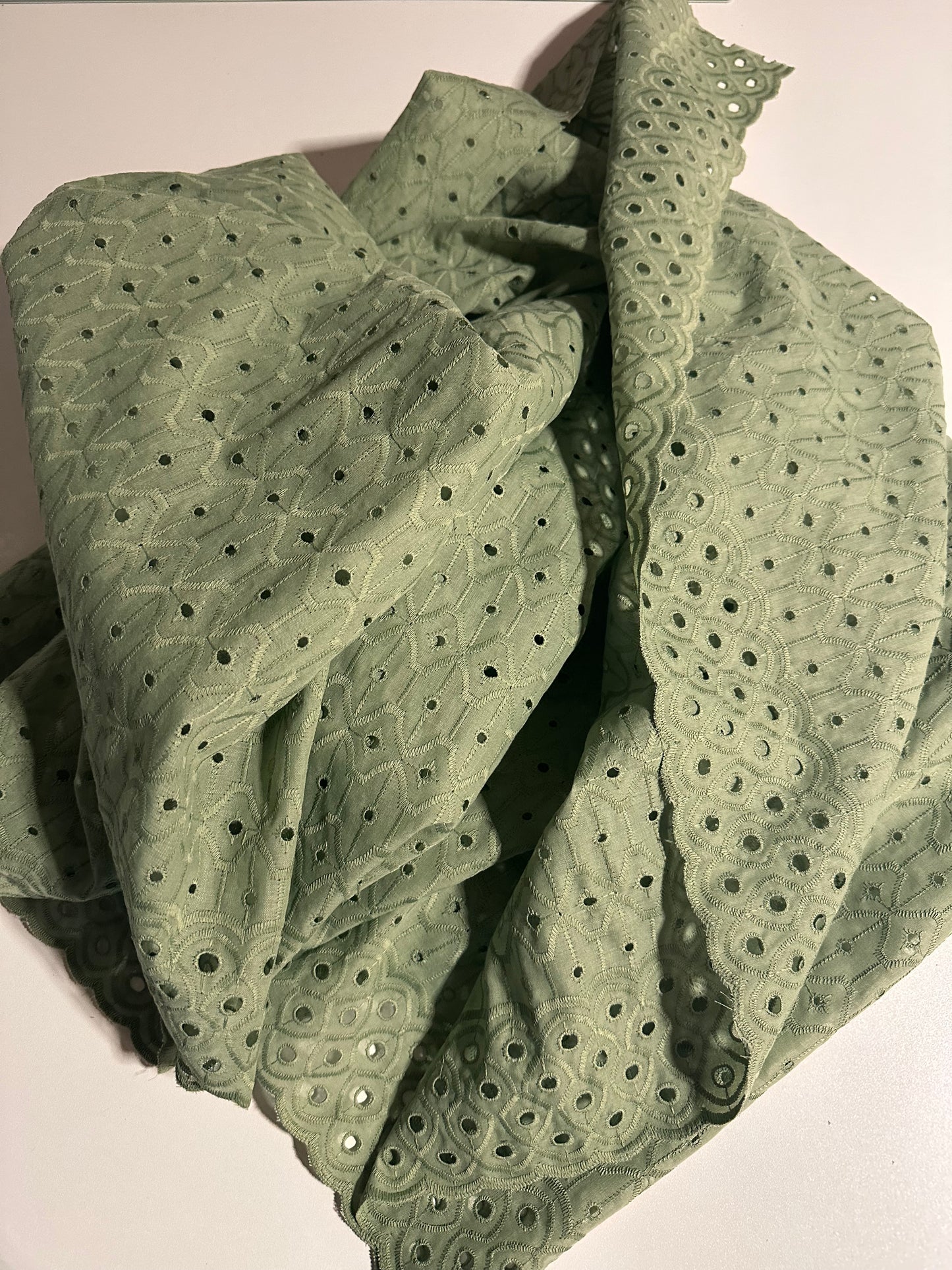 Tissu Broderie Anglaise Coton Premium – Coupon 1 à 5 m
