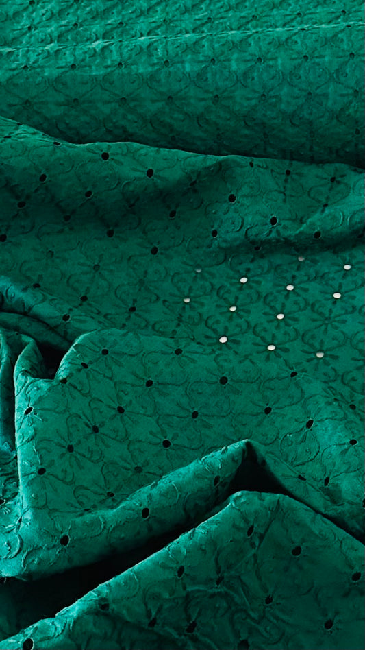 Tissu broderie anglaise vert émeraude 100% coton. Vibrant et raffiné pour robes, blouses et ensembles. Largeur 110 cm. Vendu au mètre ou en coupon 3 m.