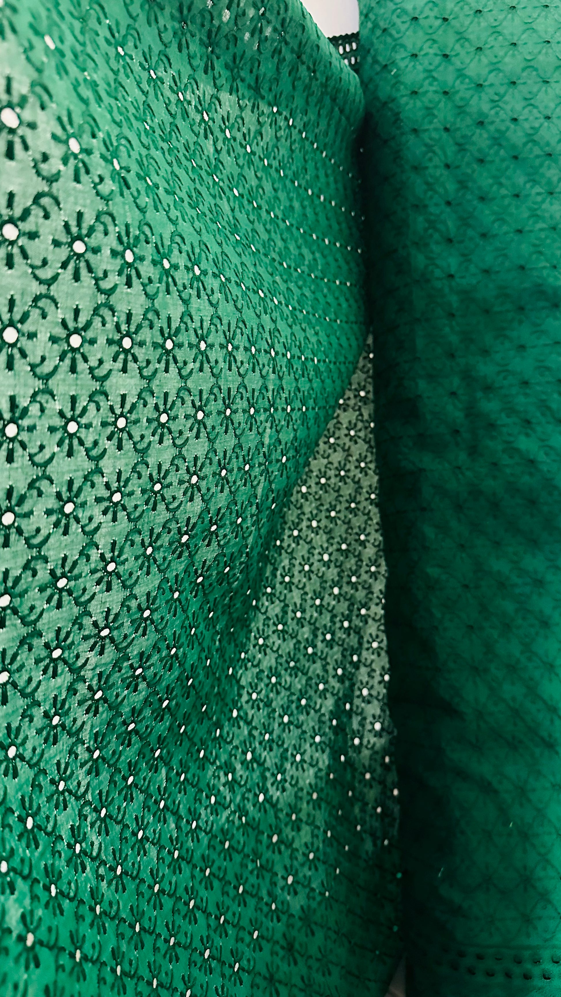 Tissu broderie anglaise vert émeraude 100% coton. Vibrant et raffiné pour robes, blouses et ensembles. Largeur 110 cm. Vendu au mètre ou en coupon 3 m.