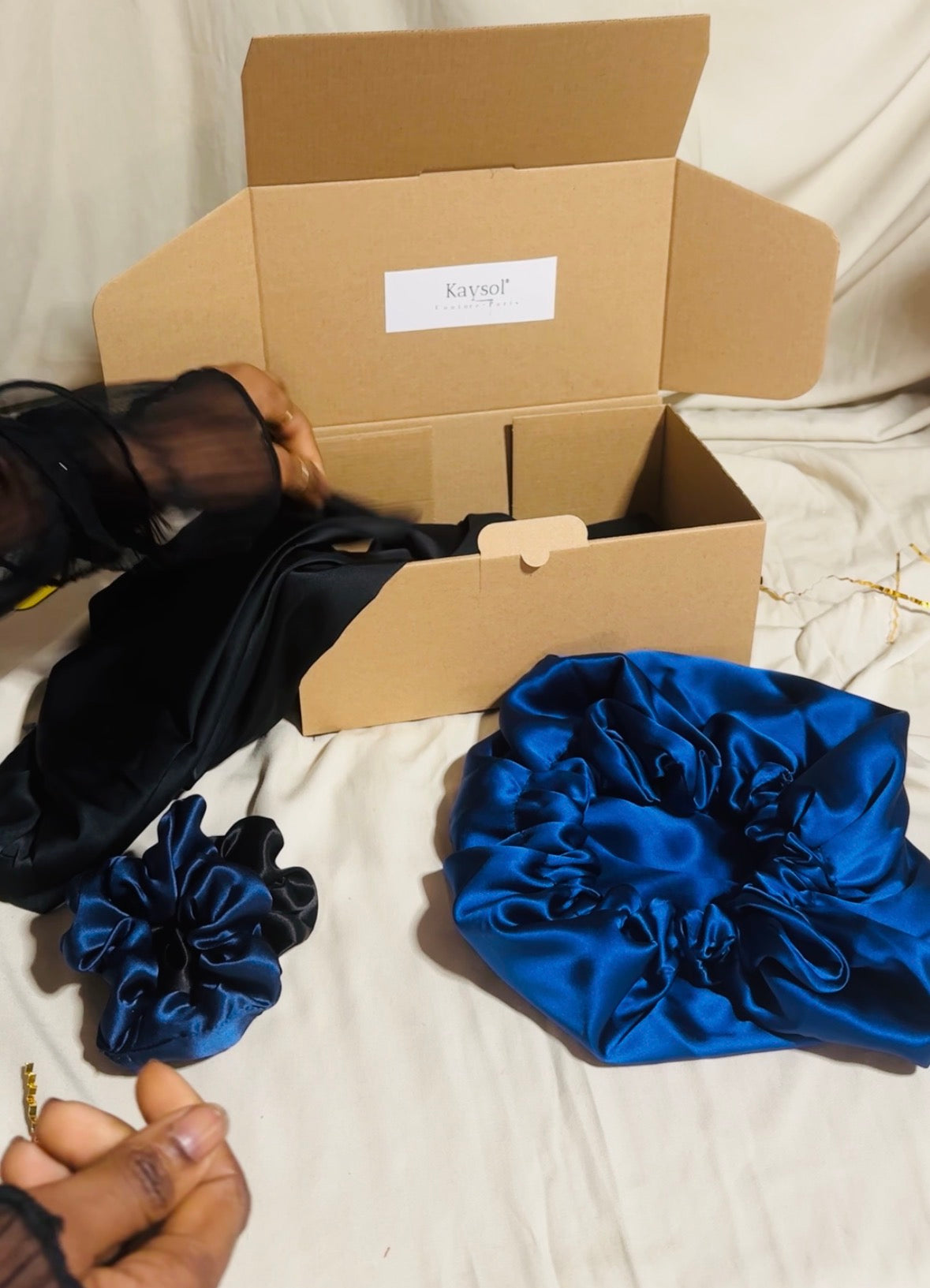 Coffret soie de mûrier noir et bleu marine avec taie 22 mommes, bonnet réversible 19 mommes en soie des deux faces et chouchous assortis.