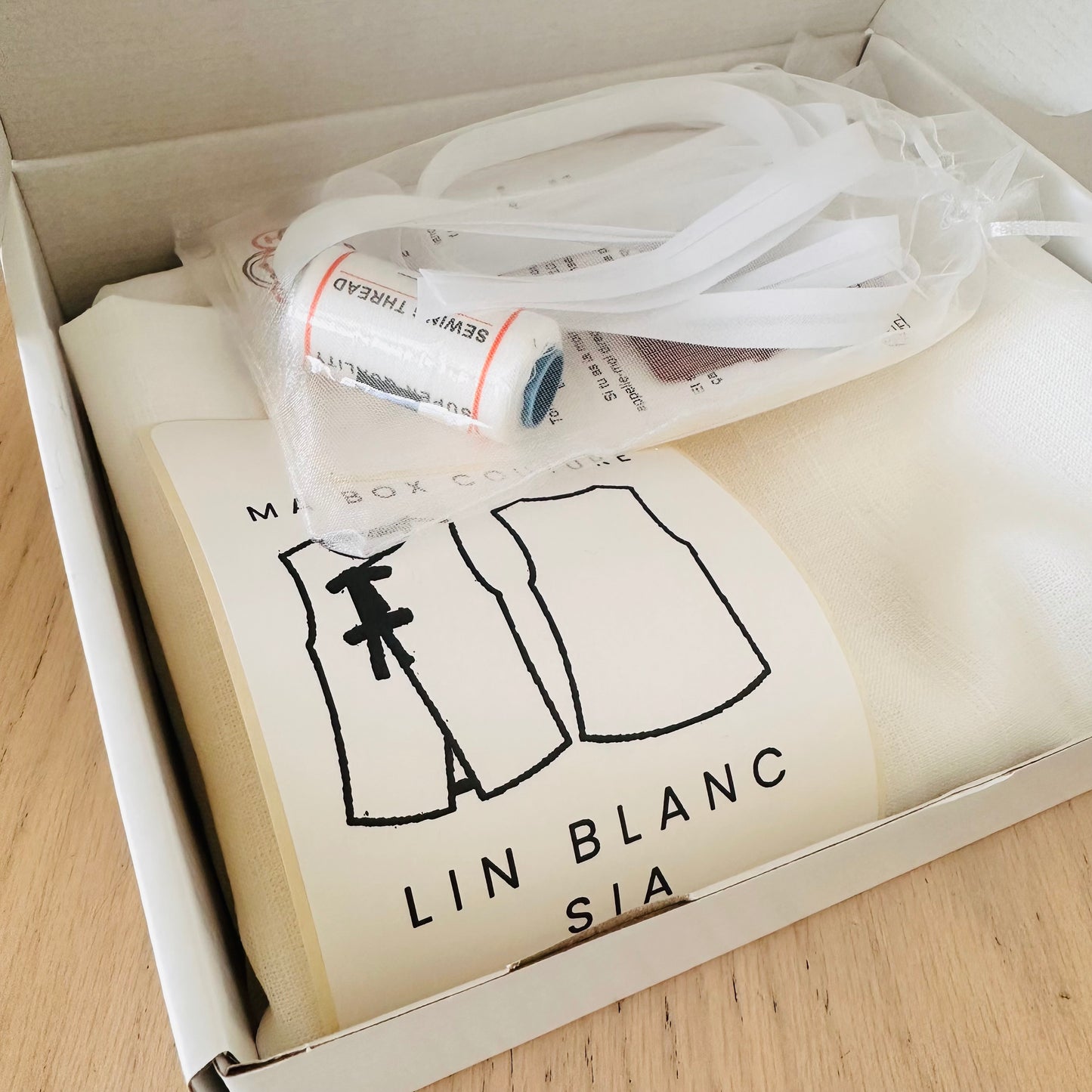 Box couture haut Sia – Patron Taille  34/56 + tissu 100% lin Blanc + mercerie assorti