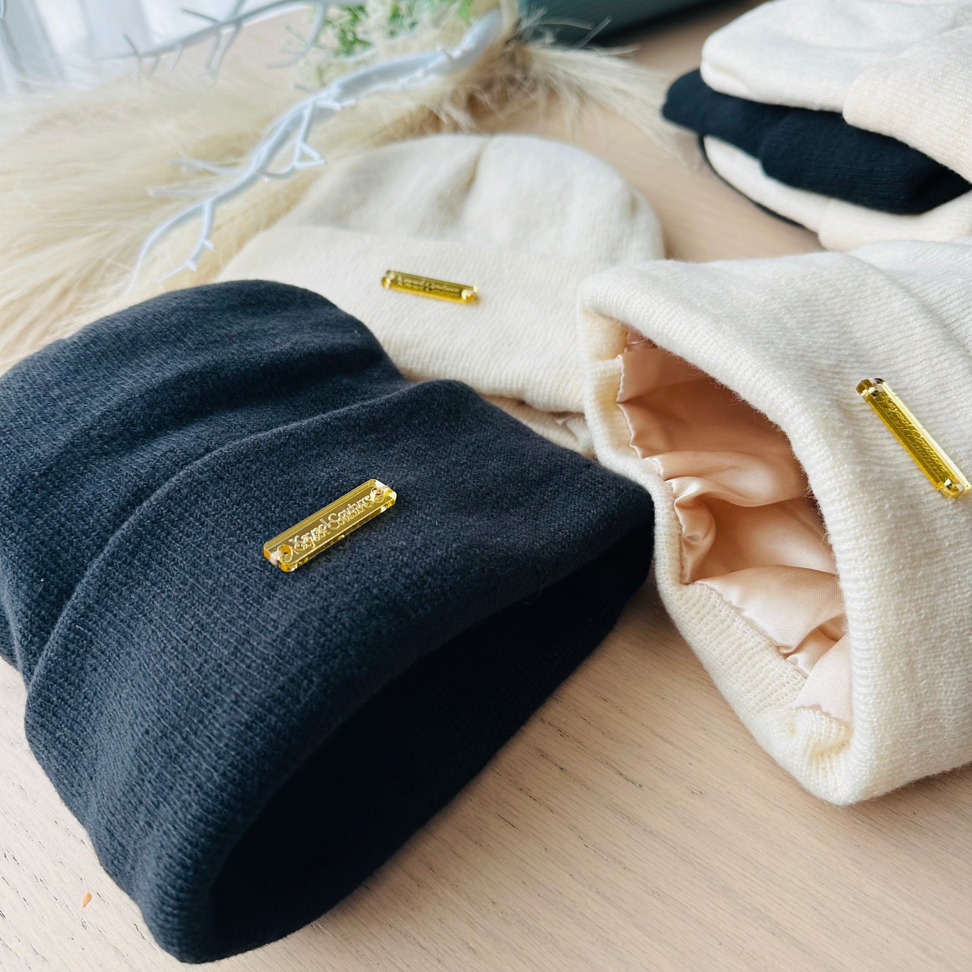 Bonnet premium doublé en satin, protège les cheveux du dessèchement et de la casse. Confort absolu, style minimaliste, idéal pour tous types de cheveux.