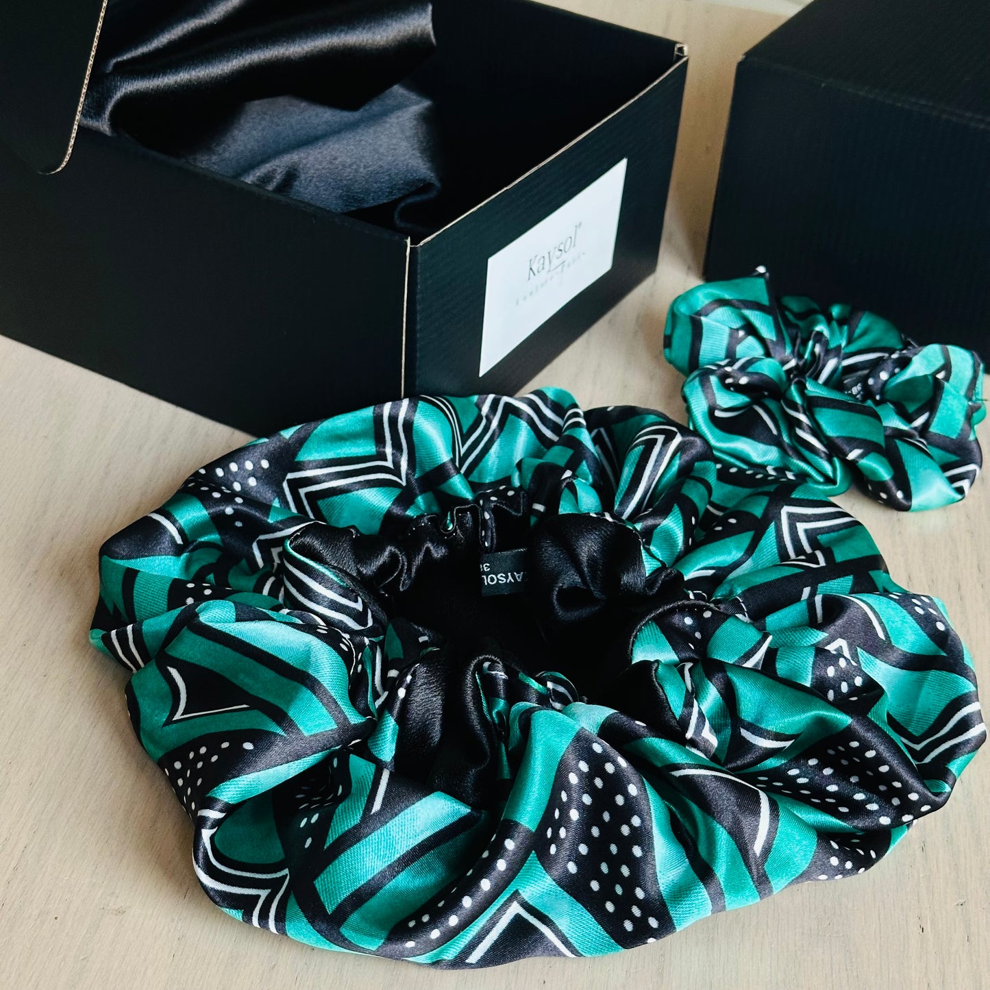 Taie d'oreiller en Satin Noir - Bonnet en satin - Chouchou - Assorti -Box cadeau Femme