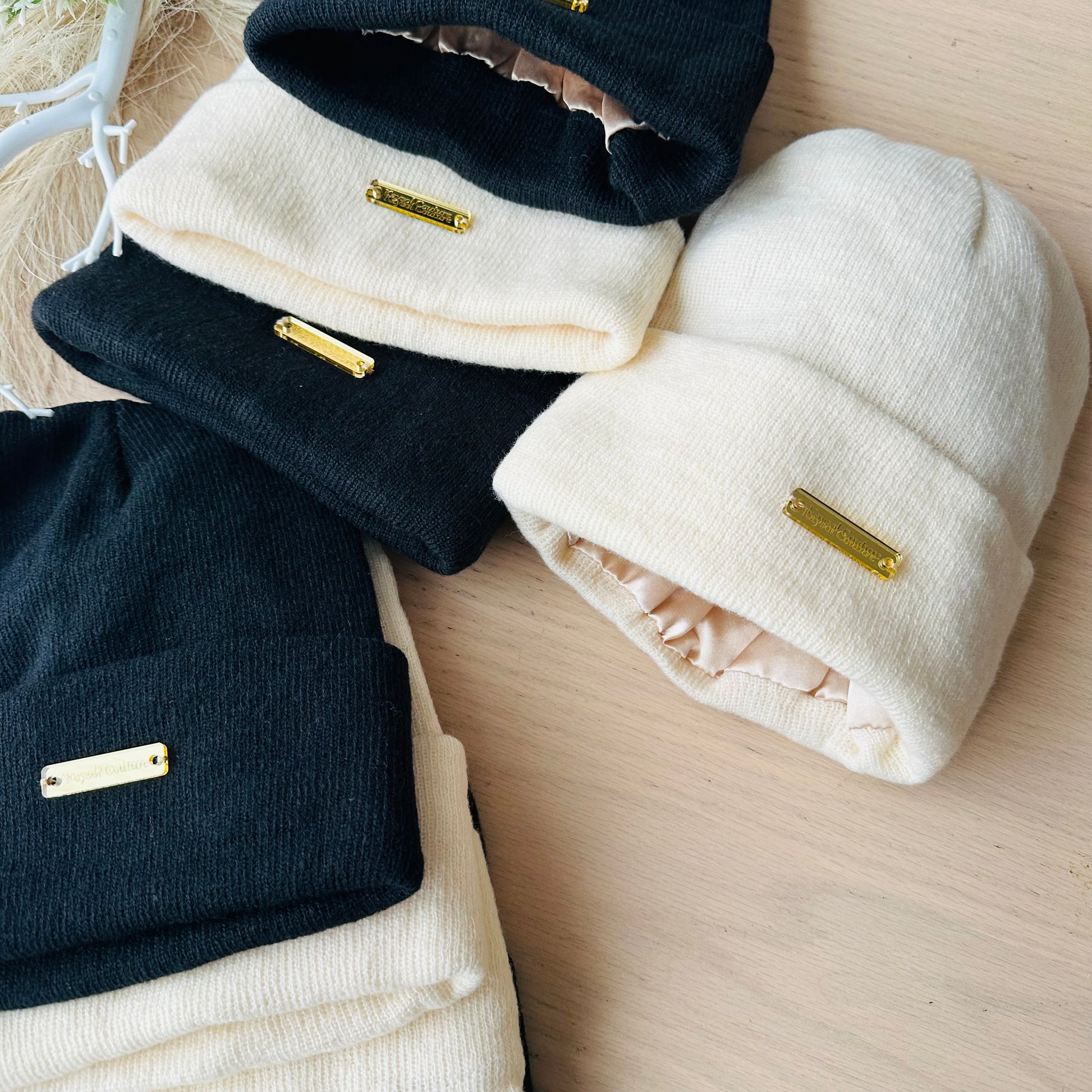 Bonnet premium doublé en satin, protège les cheveux du dessèchement et de la casse. Confort absolu, style minimaliste, idéal pour tous types de cheveux.