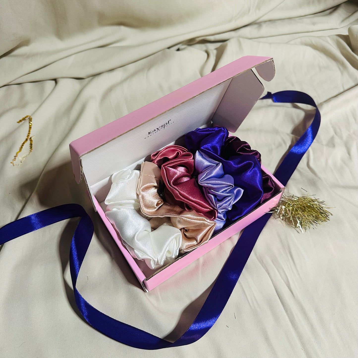 Coffret 6 chouchous en satin premium nuance girly comprenant blanc, nude, rose, violet et bordeaux, taille moyenne.
