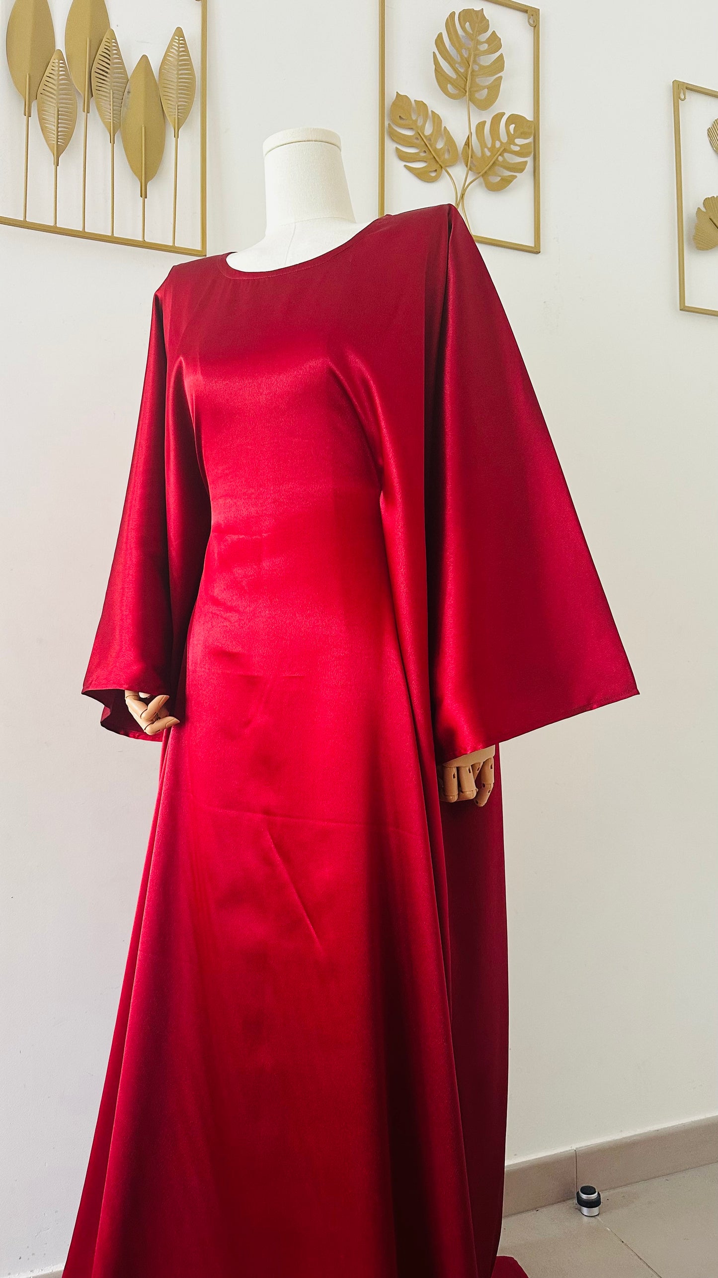 Robe Nayla longue en satin brillant coupe chauve-souris avec ceinture torsadée, idéale pour mariage, demoiselle d’honneur, cérémonie ou tenue Aïd – Kaysol Couture.