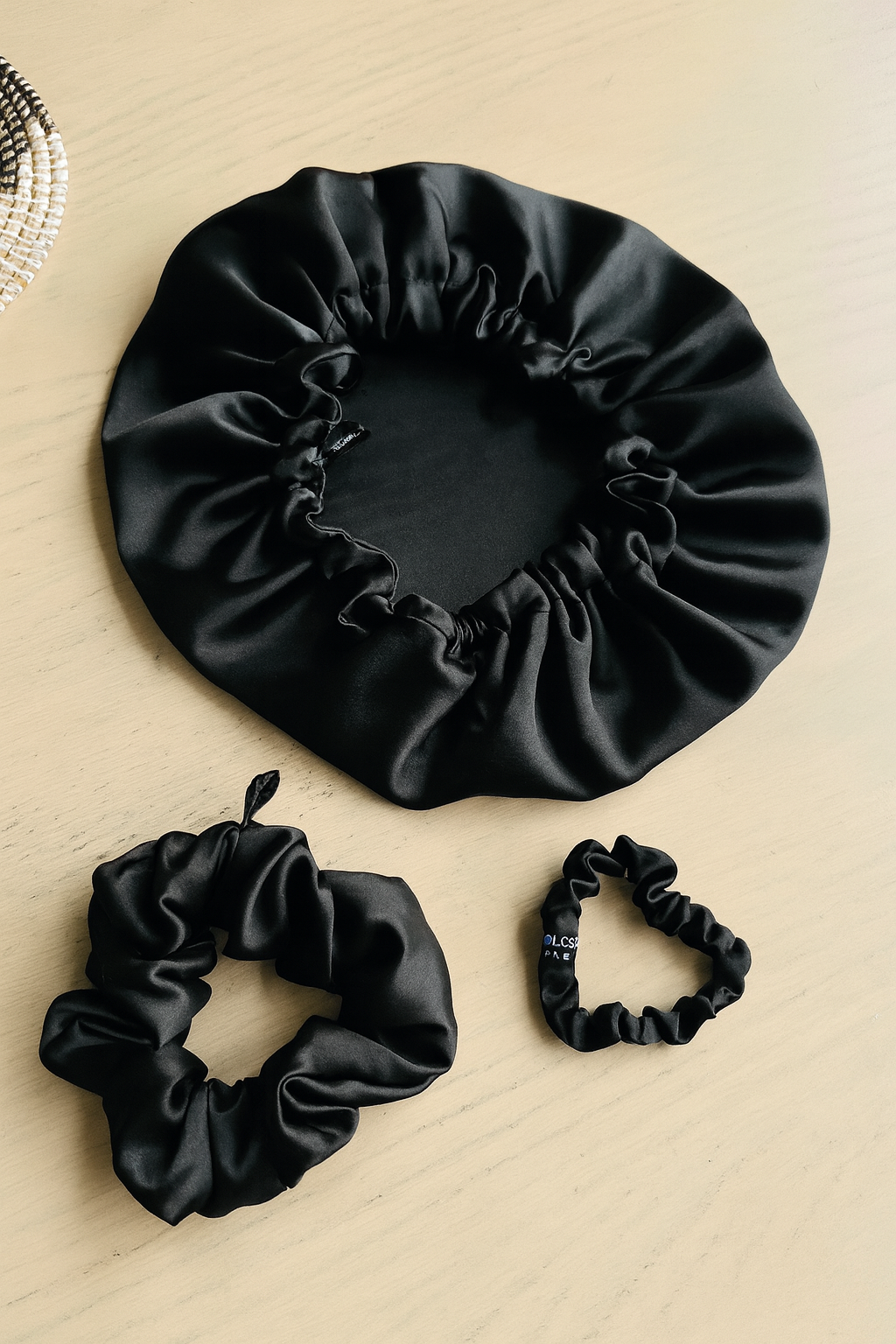 Set bonnet +  2 chouchous en  100 % Soie de mûrier 19 mommes – Noir