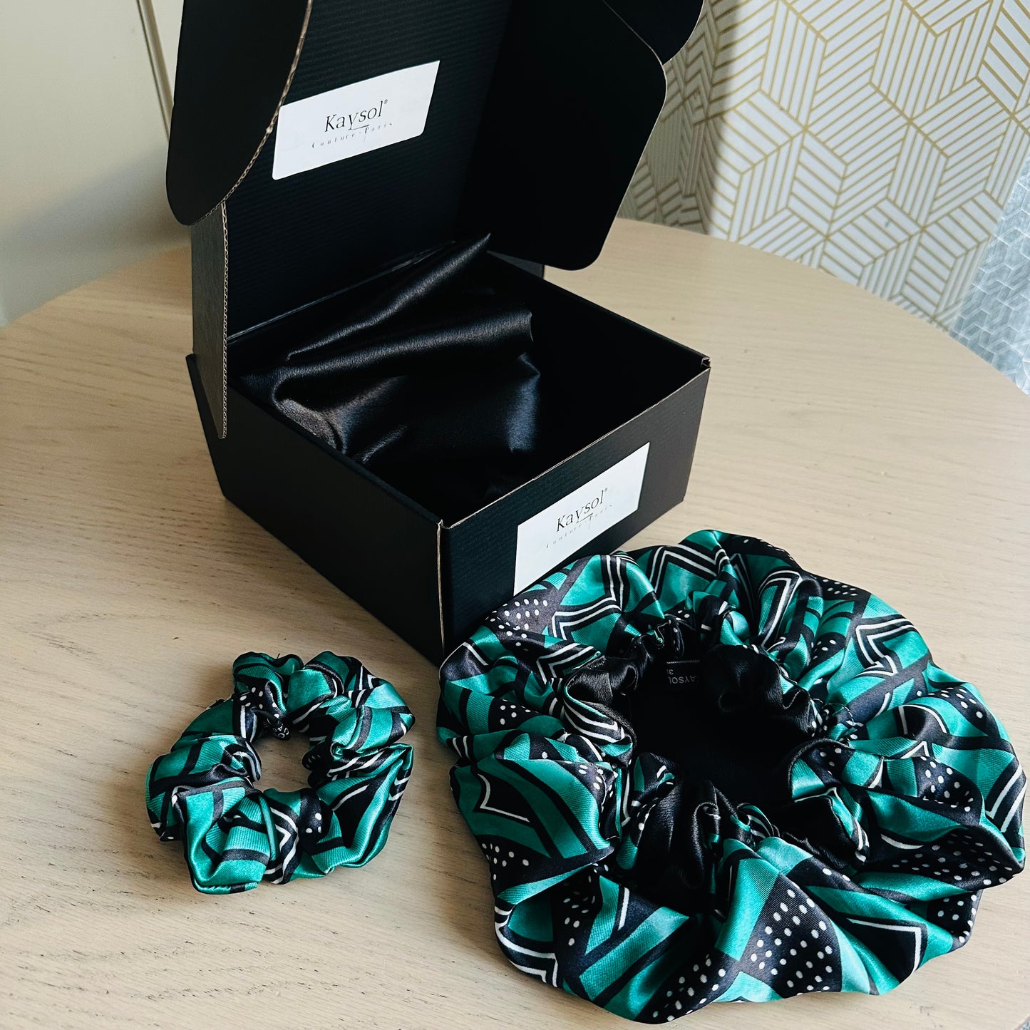 Taie d'oreiller en Satin Noir - Bonnet en satin - Chouchou - Assorti -Box cadeau Femme