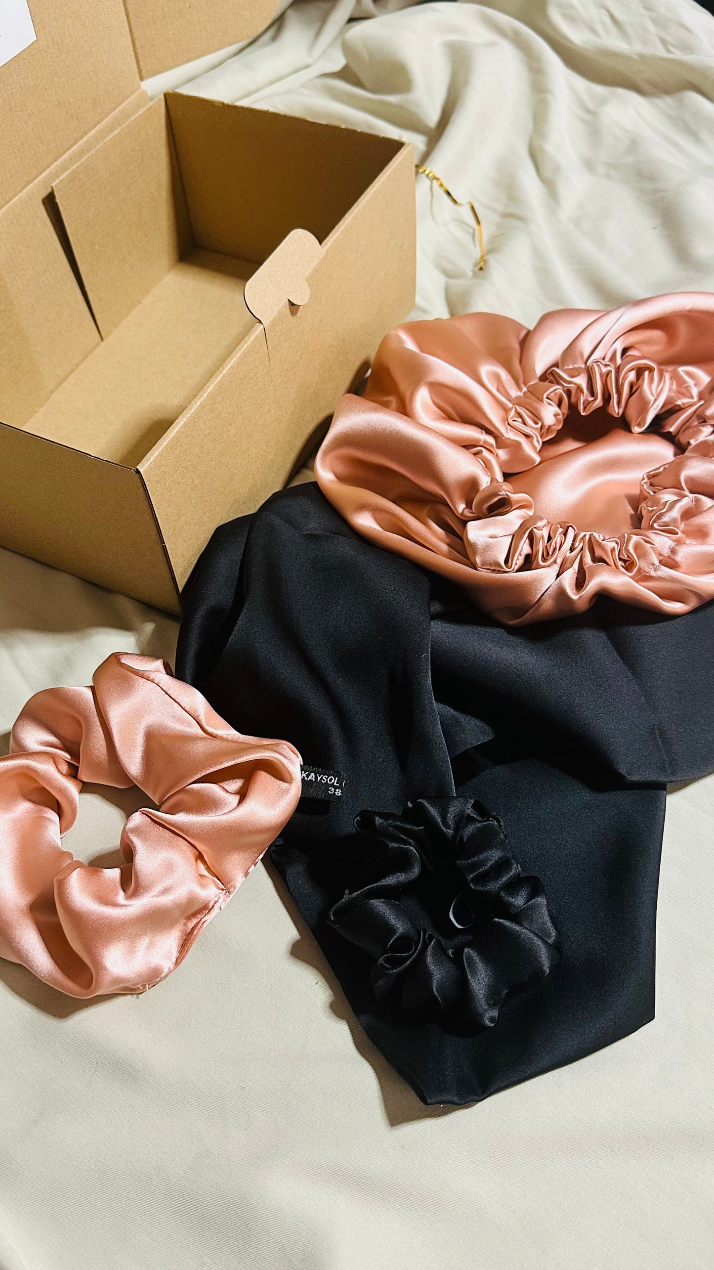 Coffret | 100 % Soie de mûrier | Taie en Soie | Bonnet et Chouchous assorti | Noir/Nude