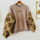 Sweat femme beige manches batik Bogolan pailleté. Confort, style unique et inspiration wax. Cadeau original signé Kaysol Couture.