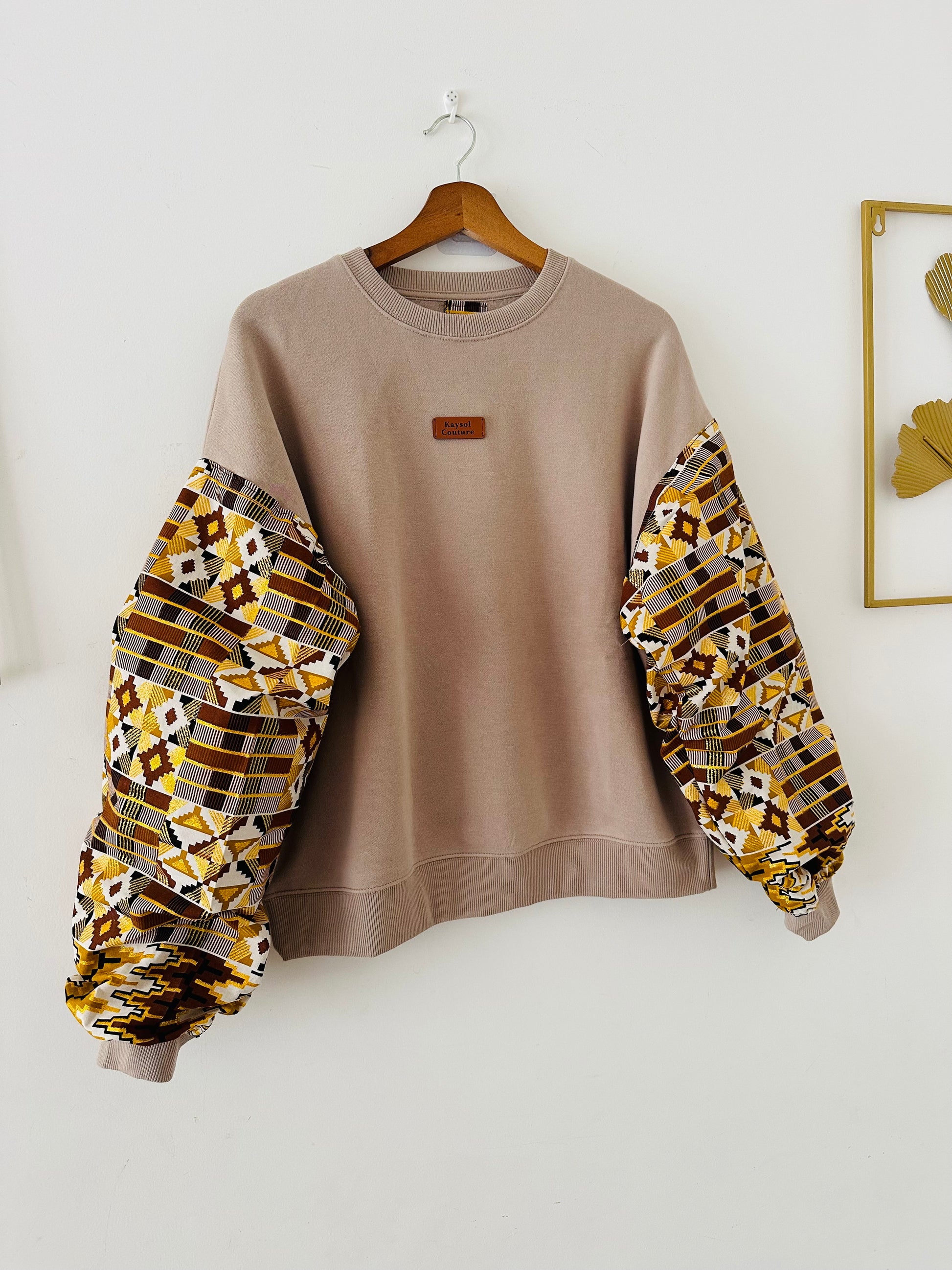 Sweat femme beige manches batik Bogolan pailleté. Confort, style unique et inspiration wax. Cadeau original signé Kaysol Couture.