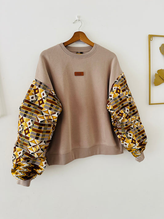 Sweat femme beige manches batik Bogolan pailleté. Confort, style unique et inspiration wax. Cadeau original signé Kaysol Couture.