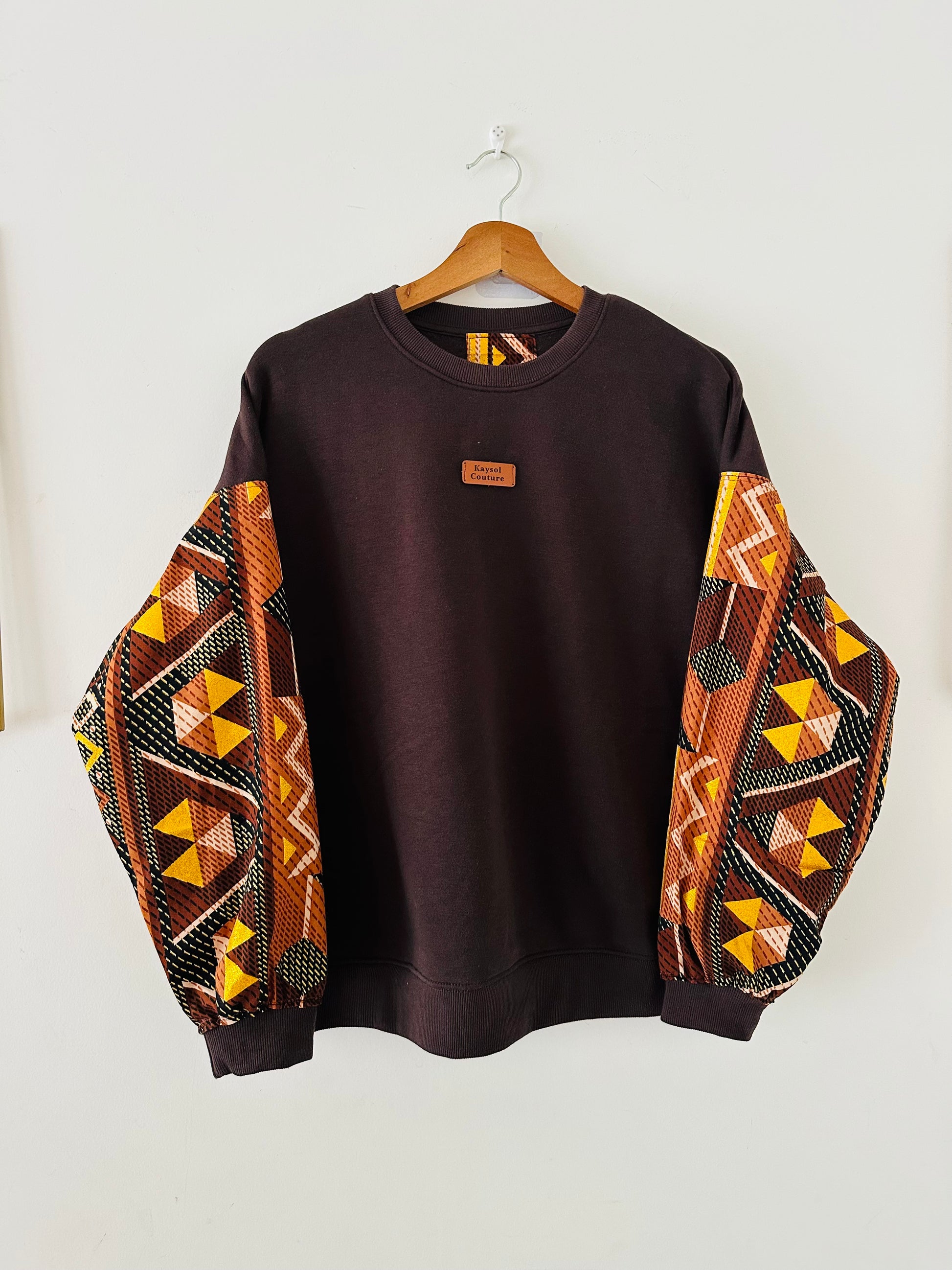 Sweat femme beige manches batik Bogolan pailleté. Confort, style unique et inspiration wax. Cadeau original signé Kaysol Couture.