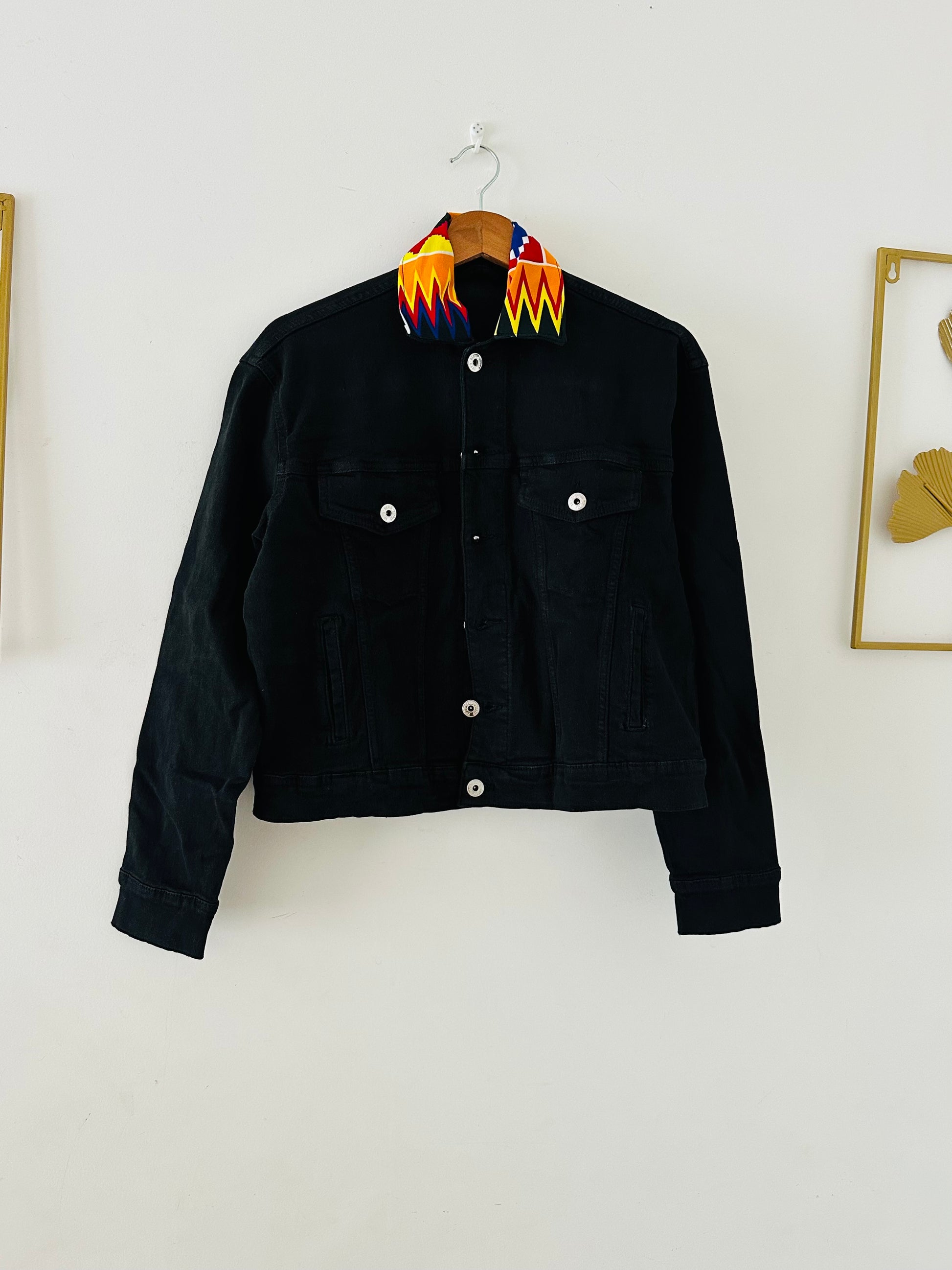 Veste en jean noir avec dos en tissu wax coloré – Kaysol Couture