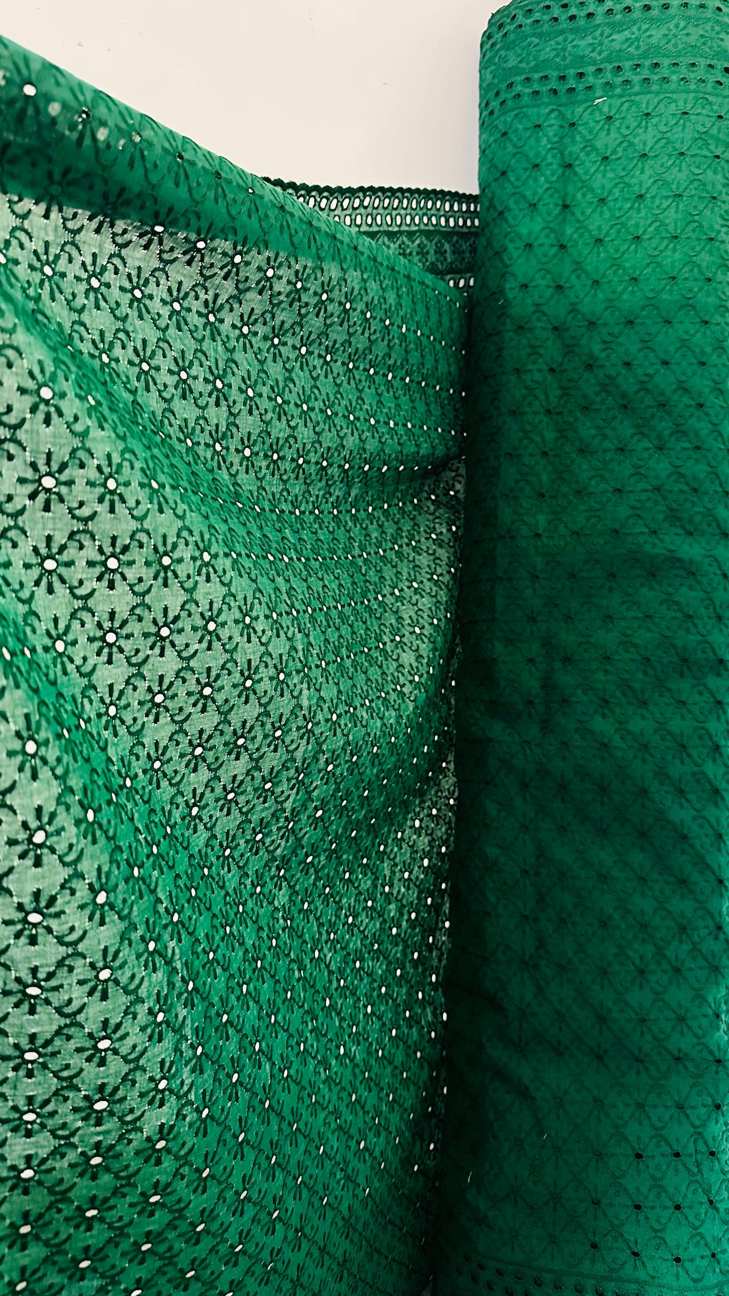 Tissu broderie anglaise vert émeraude 100% coton. Vibrant et raffiné pour robes, blouses et ensembles. Largeur 110 cm. Vendu au mètre ou en coupon 3 m.