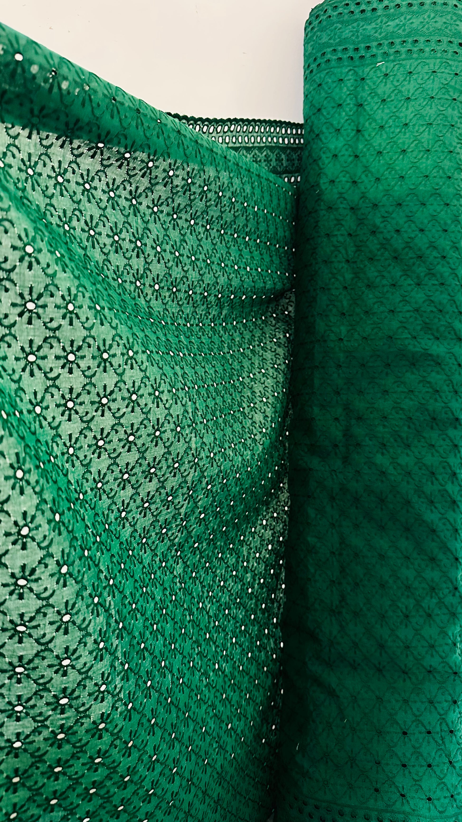 Tissu broderie anglaise vert émeraude 100% coton. Vibrant et raffiné pour robes, blouses et ensembles. Largeur 110 cm. Vendu au mètre ou en coupon 3 m.
