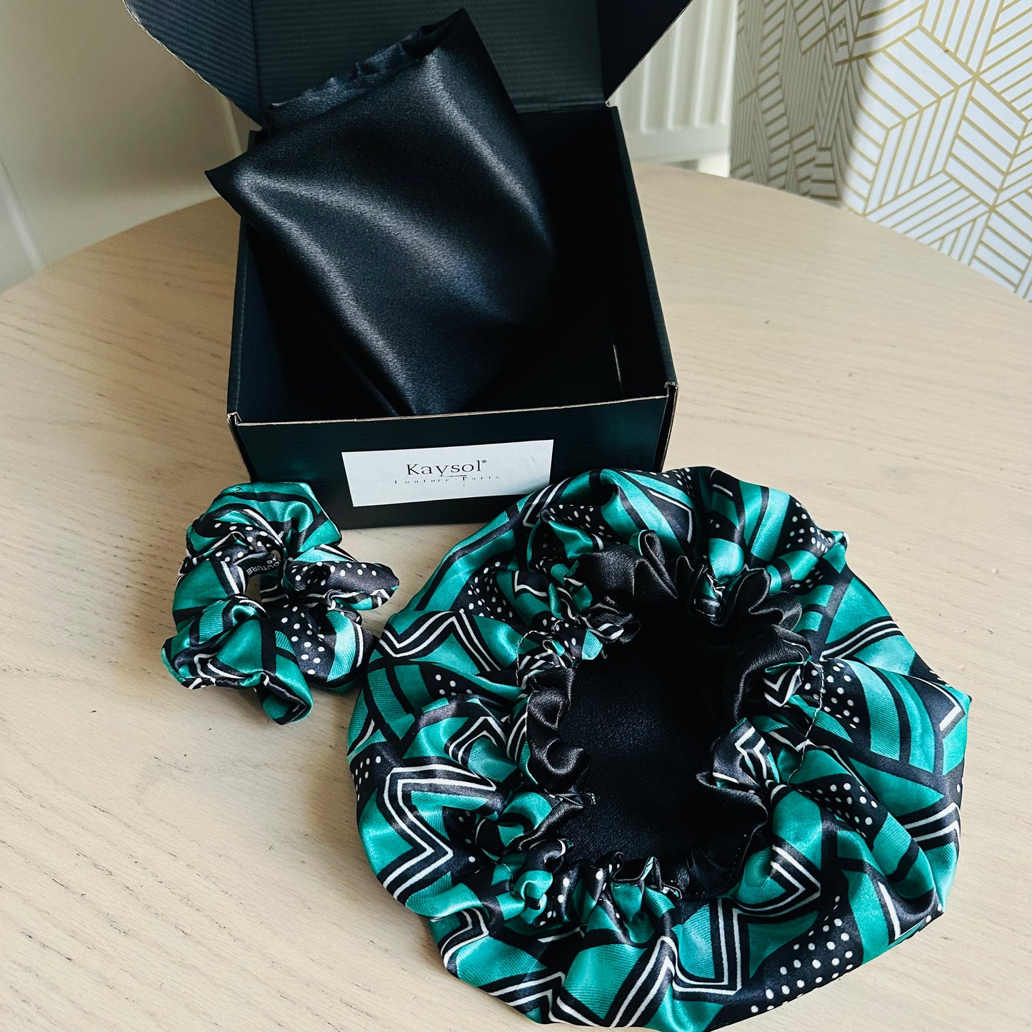 Taie d'oreiller en Satin Noir - Bonnet en satin - Chouchou - Assorti -Box cadeau Femme