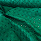 Tissu broderie anglaise vert émeraude 100% coton. Vibrant et raffiné pour robes, blouses et ensembles. Largeur 110 cm. Vendu au mètre ou en coupon 3 m.