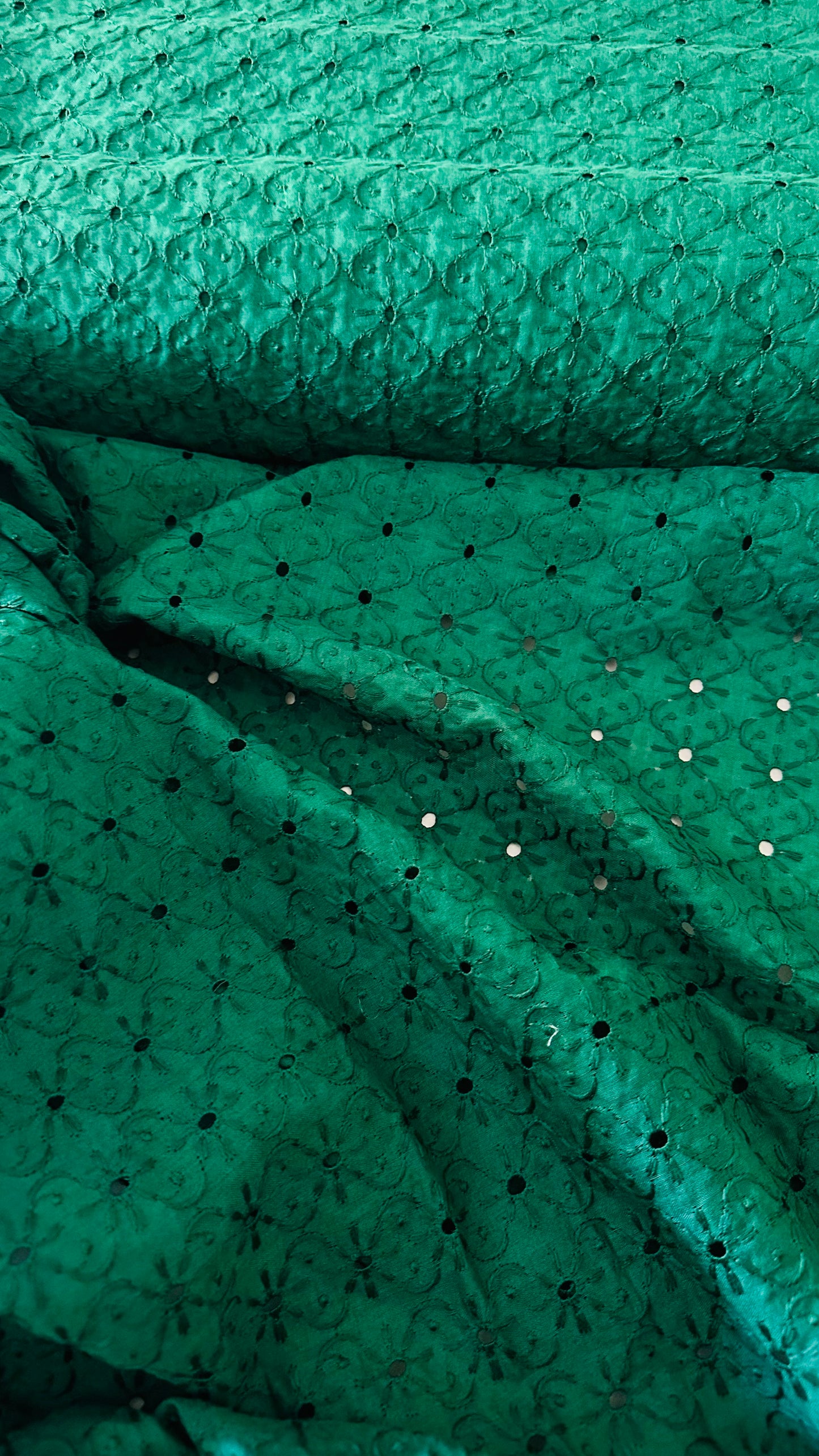 Tissu broderie anglaise vert émeraude 100% coton. Vibrant et raffiné pour robes, blouses et ensembles. Largeur 110 cm. Vendu au mètre ou en coupon 3 m.
