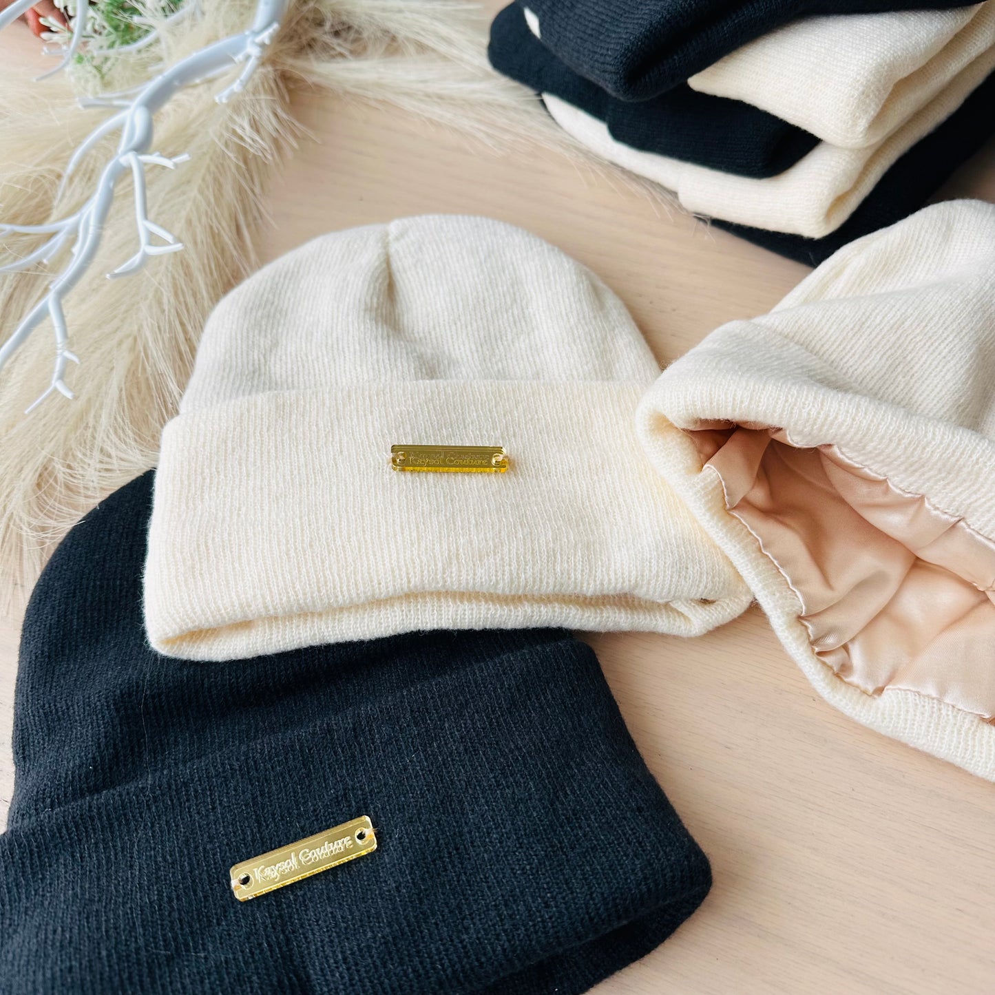 Bonnet premium doublé en satin, protège les cheveux du dessèchement et de la casse. Confort absolu, style minimaliste, idéal pour tous types de cheveux.