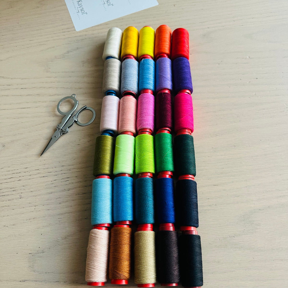 Hilo de coser 100 % poliéster – Bobina aprox. 200 m – Varios colores