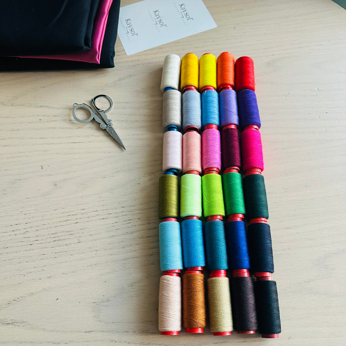 Hilo de coser 100 % poliéster – Bobina aprox. 200 m – Varios colores