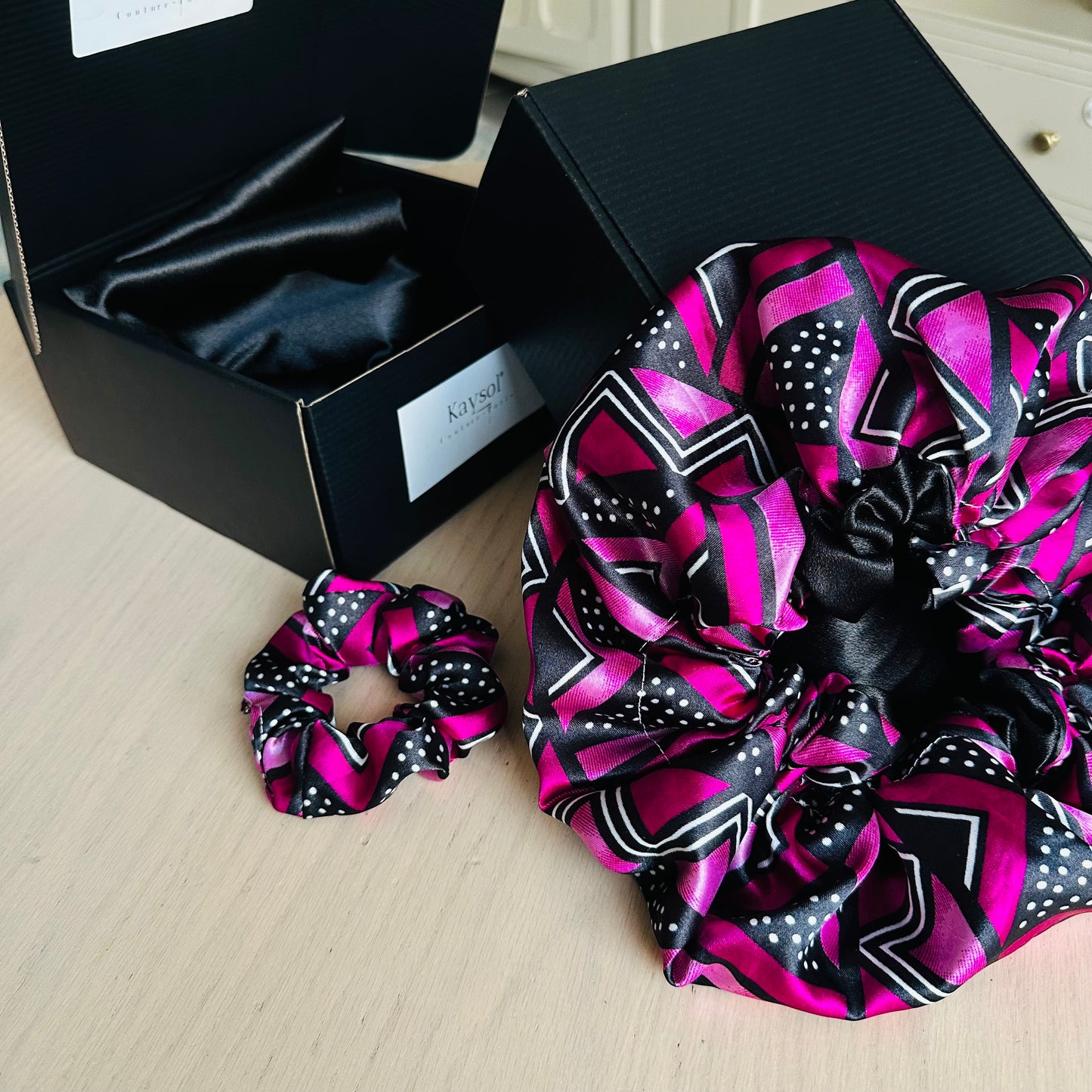 Box Cadeau Girly - Bonnet en satin imprimé rose - Taie - chouchou Assorti
