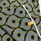 Tissu Wax africain, motif filet bleu-gris avec étoiles jaunes – coupon 3 yards.