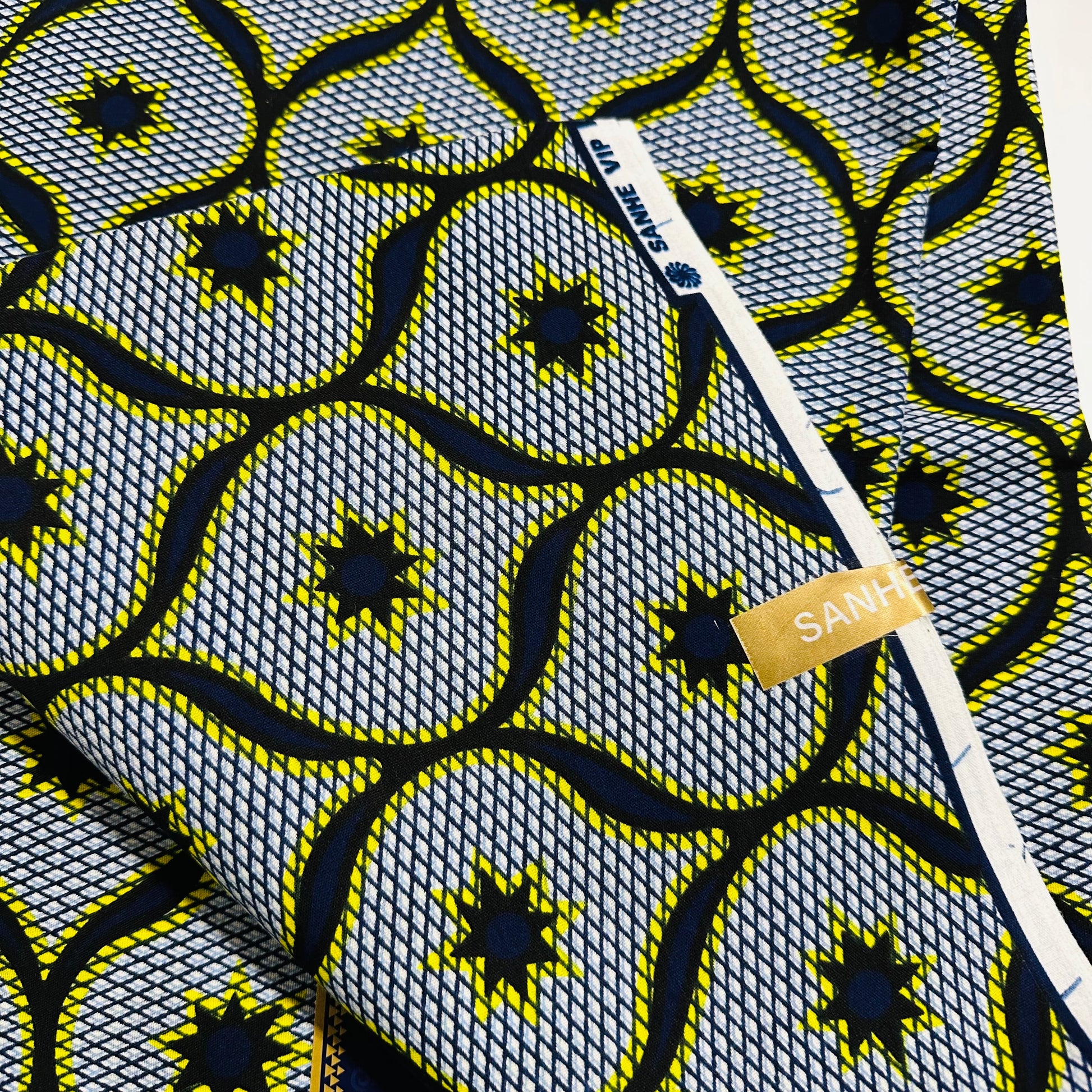 Tissu Wax africain, motif filet bleu-gris avec étoiles jaunes – coupon 3 yards.