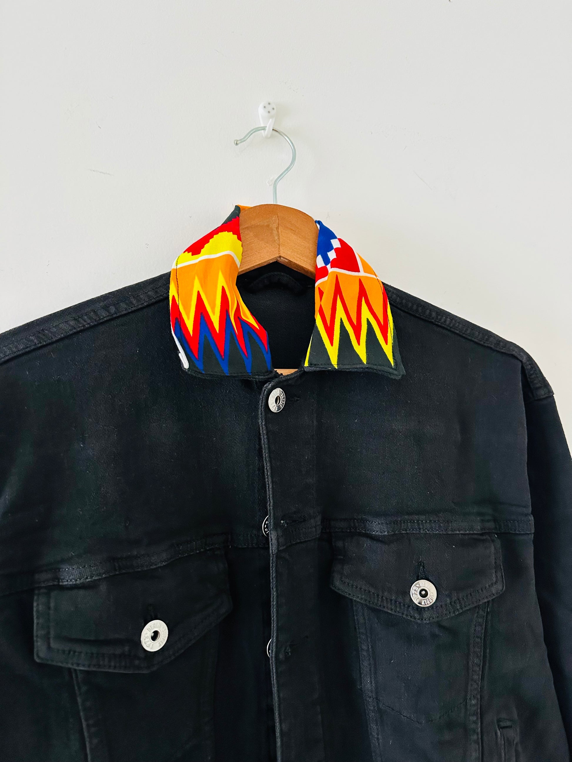 Veste en jean noir avec dos en tissu wax coloré – Kaysol Couture