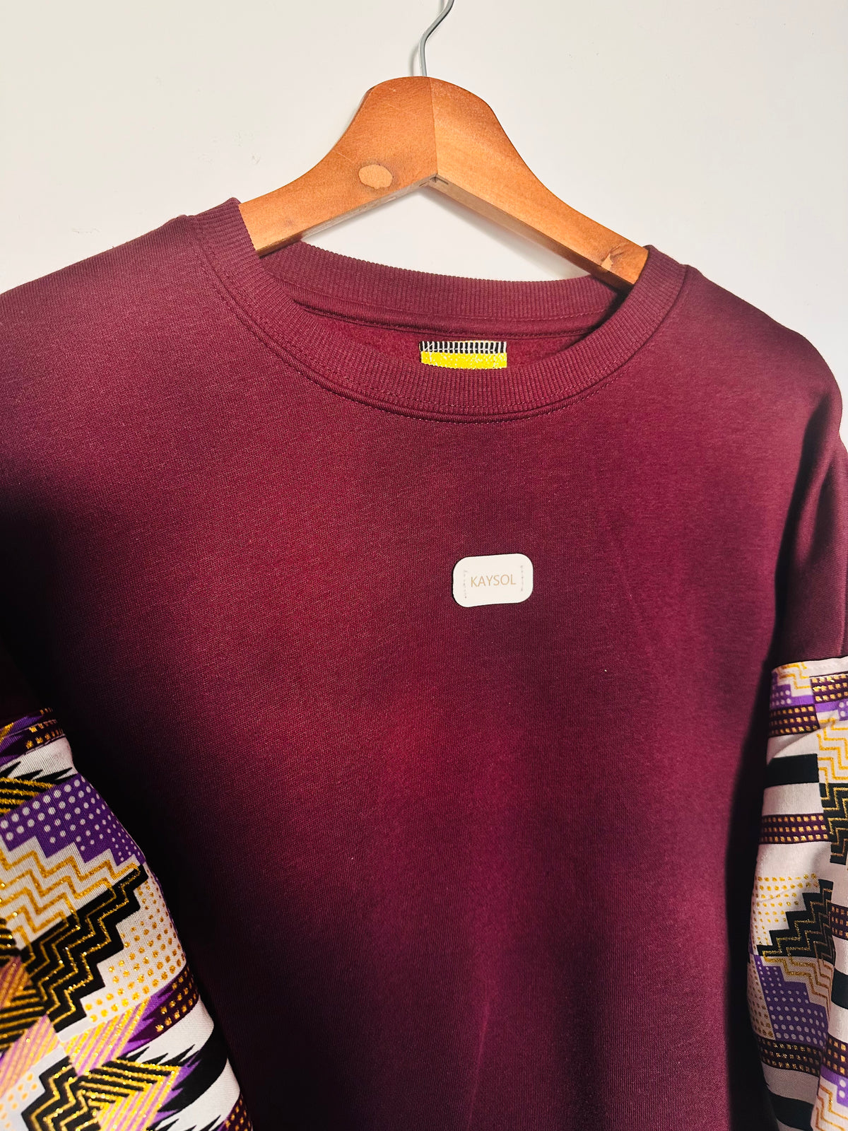Damen-Sweatshirt mit Wax-Stoff / Bordeaux - Ärmel mit glitzerndem Bogolan-Muster / Neu