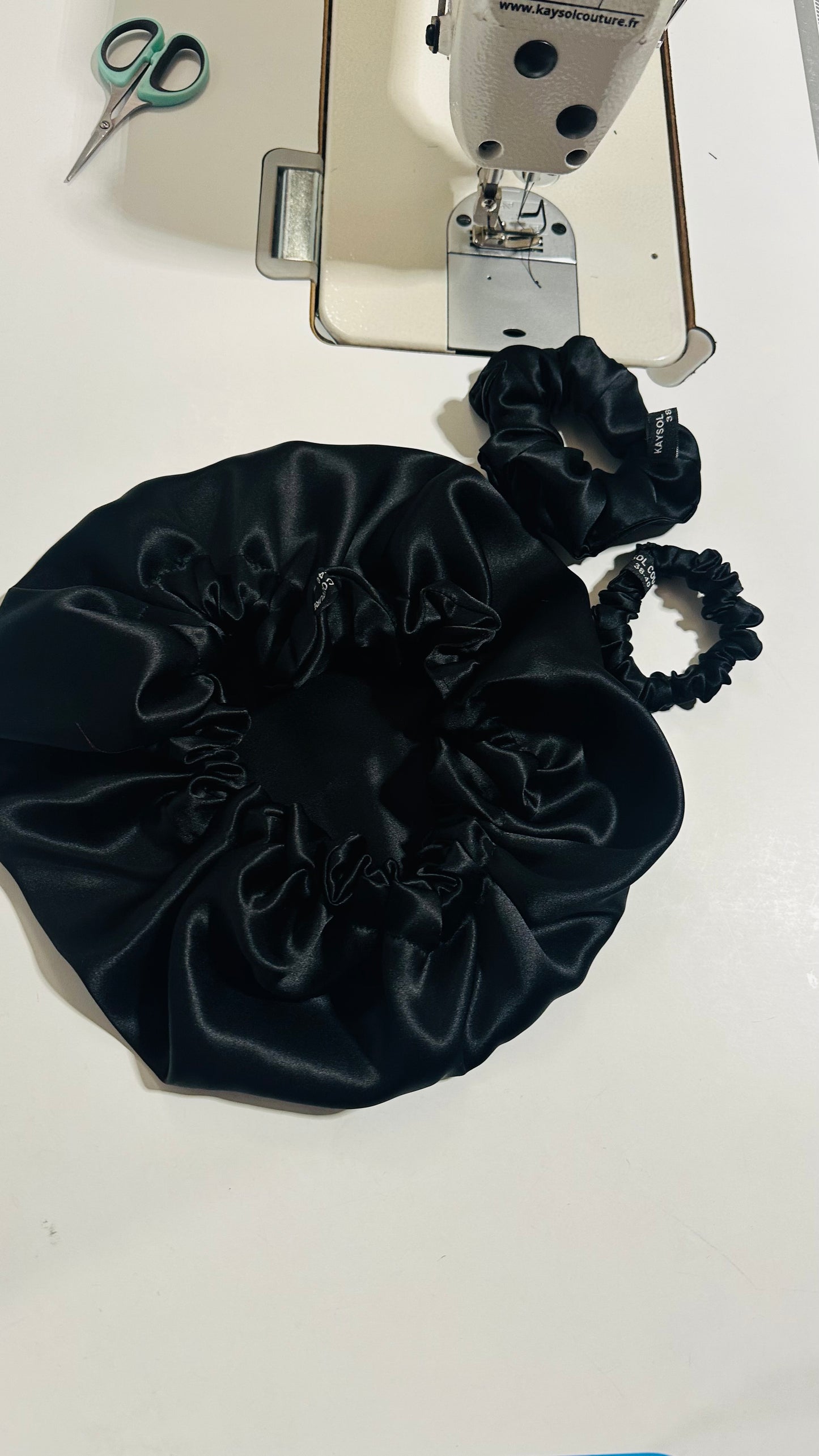 Silk bonnet + 2 scrunchies in 100% Mulberry Silk 19 momme – Black