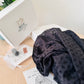 Cousez le kimono KOUMBEL en broderie anglaise noire 100% coton. Box complète avec tissu, patron du 34 au 56, accessoires et vidéo tutorielle.