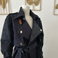 trench en jean femme, manteau long noir femme, trench denim noir, manteau 130 cm femme, trench ceinture luxe, trench élégant femme, manteau noir ceinturé,