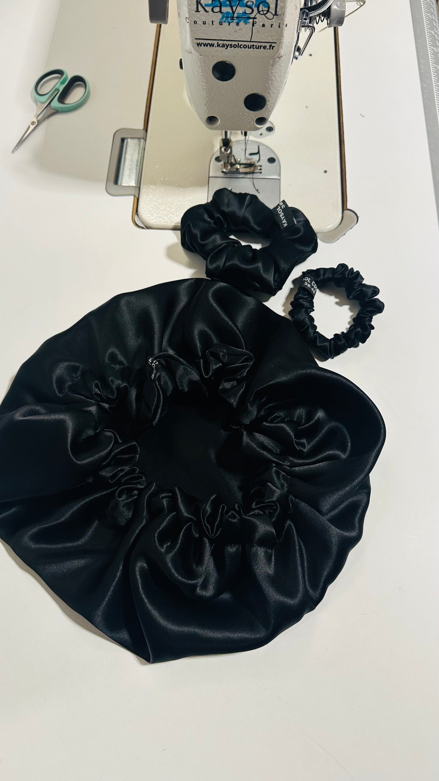 Silk bonnet + 2 scrunchies in 100% Mulberry Silk 19 momme – Black